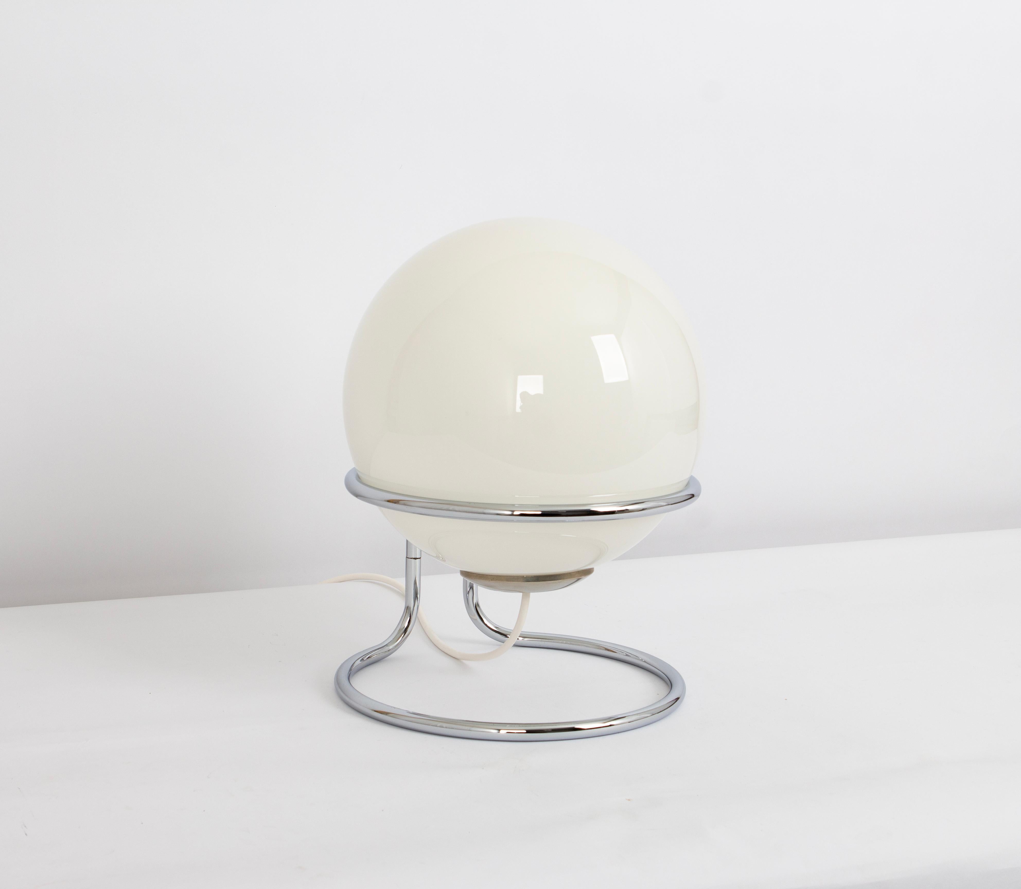 Mid-Century moderno Grande lampada da tavolo Sputnik in cromo e vetro opalino , Italia, anni '70