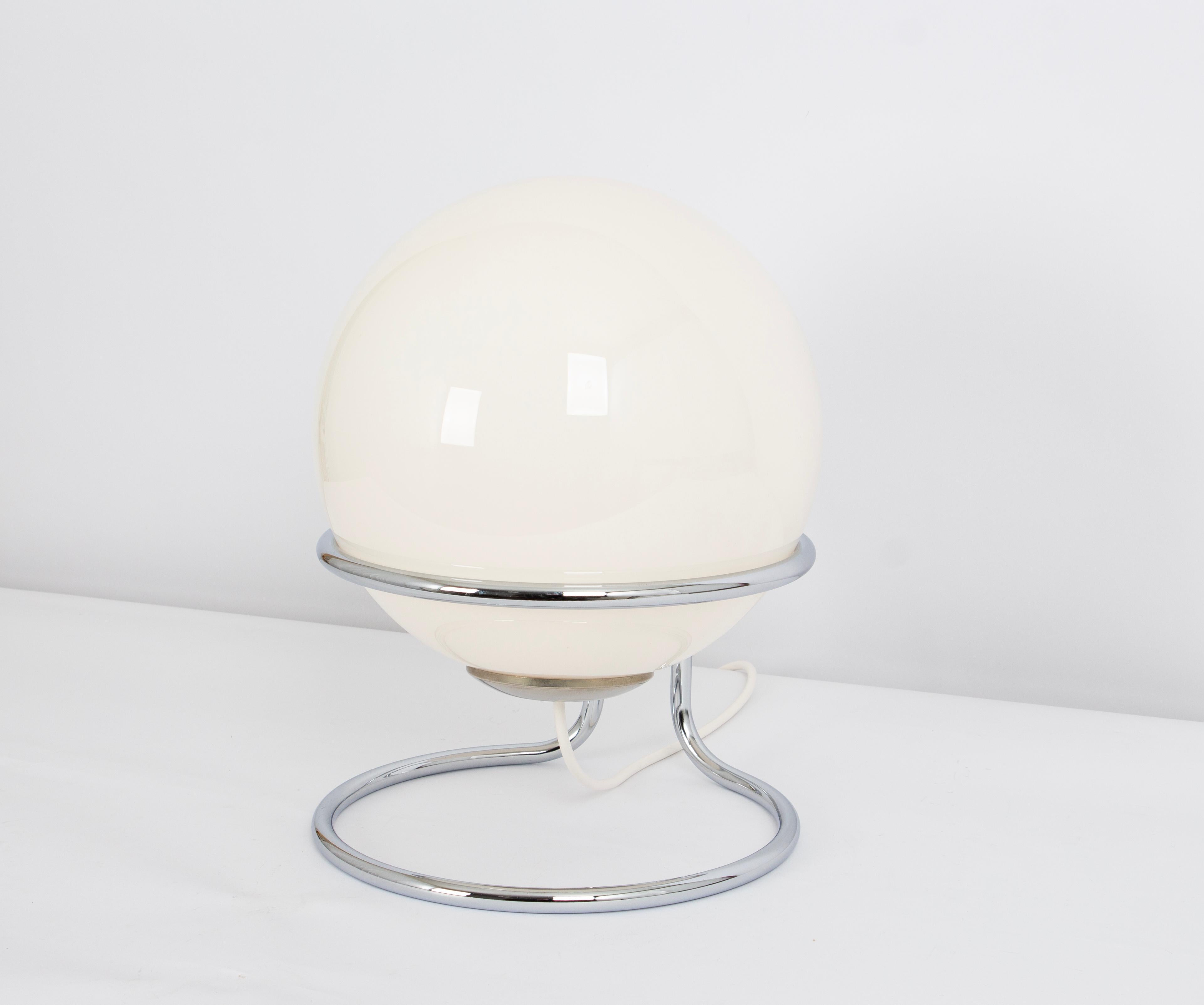 Italiano Grande lampada da tavolo Sputnik in cromo e vetro opalino , Italia, anni '70