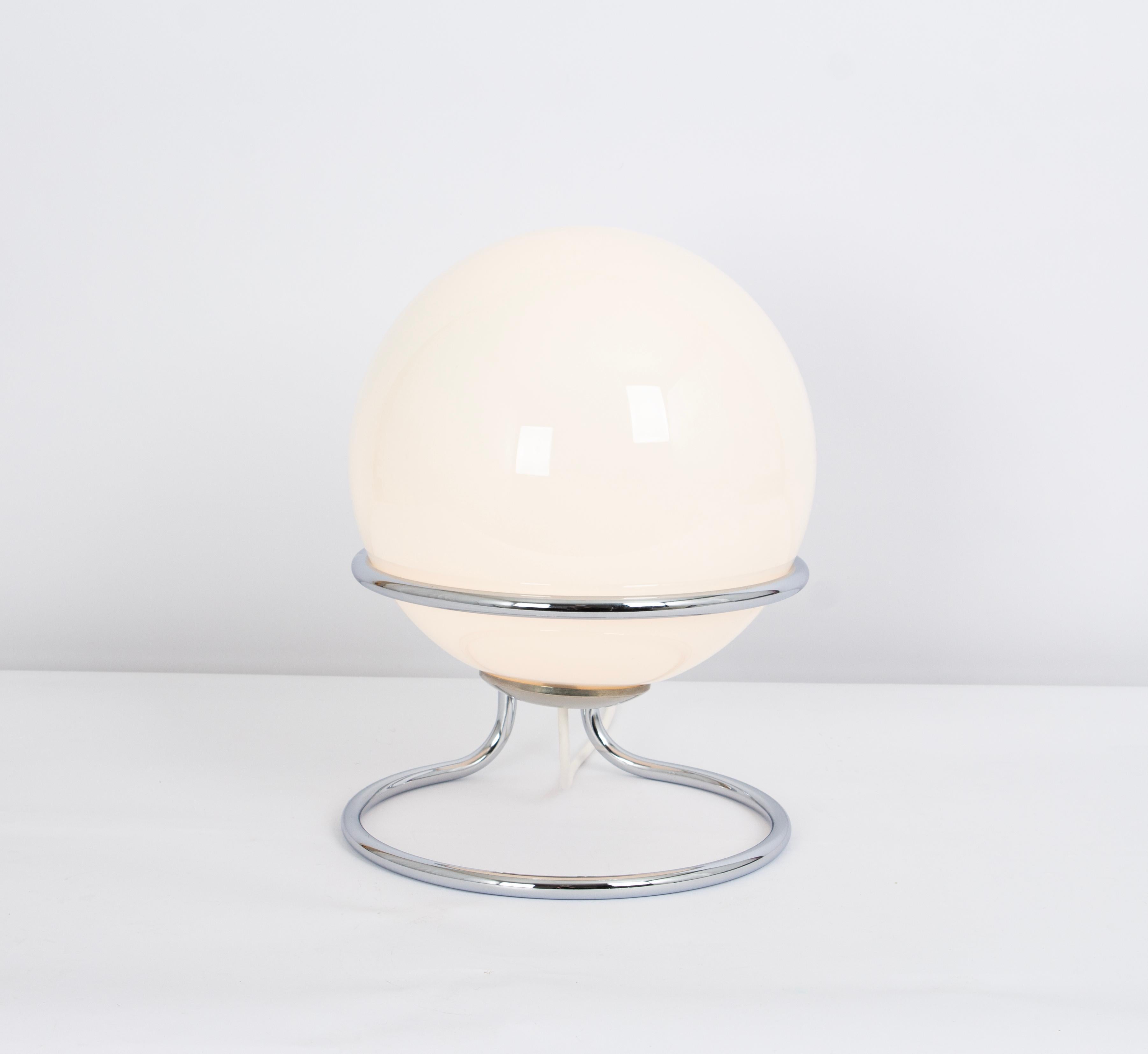Grande lampada da tavolo Sputnik in cromo e vetro opalino , Italia, anni '70 In condizioni buone a Aachen, NRW
