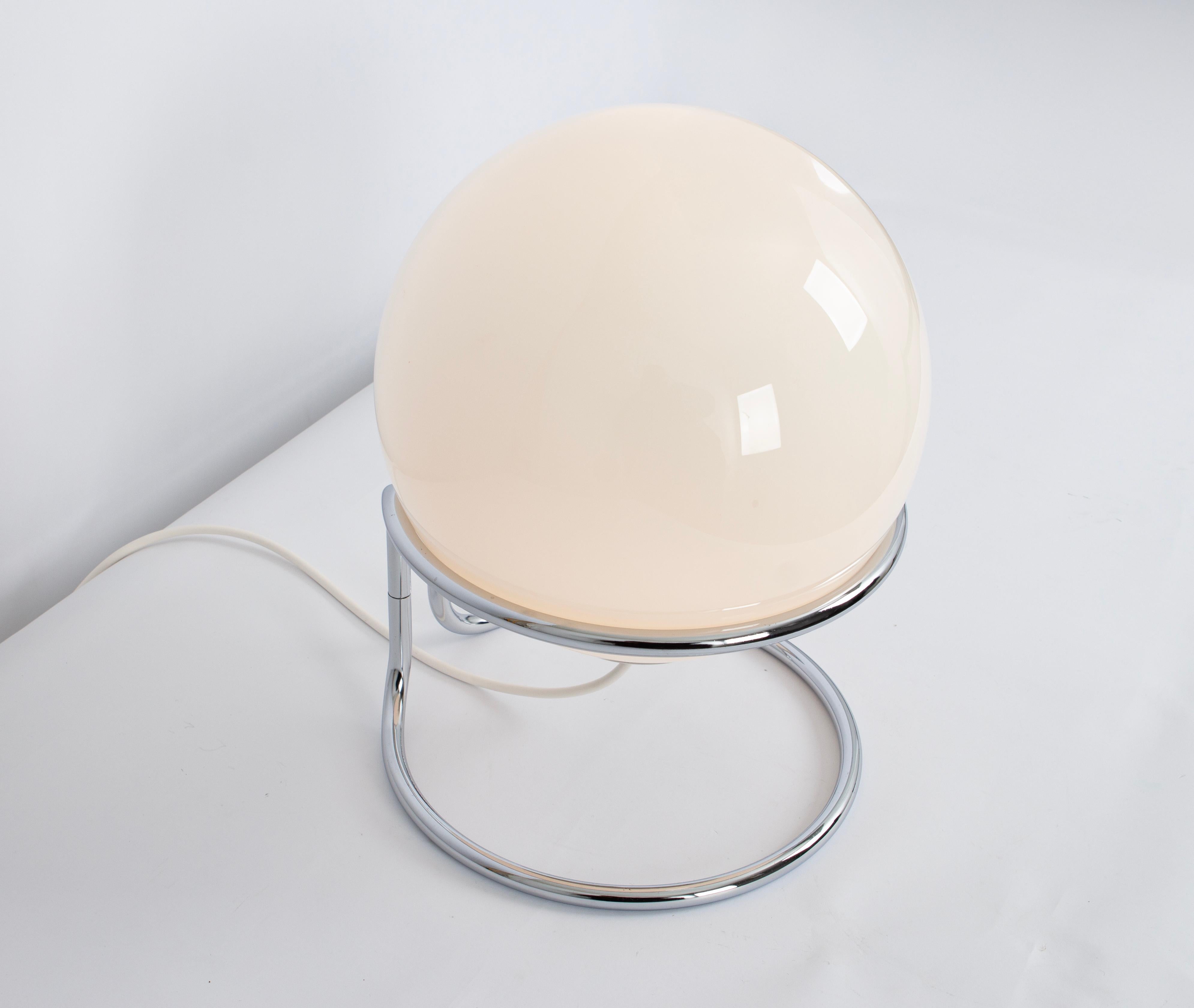 Fine XX secolo Grande lampada da tavolo Sputnik in cromo e vetro opalino , Italia, anni '70