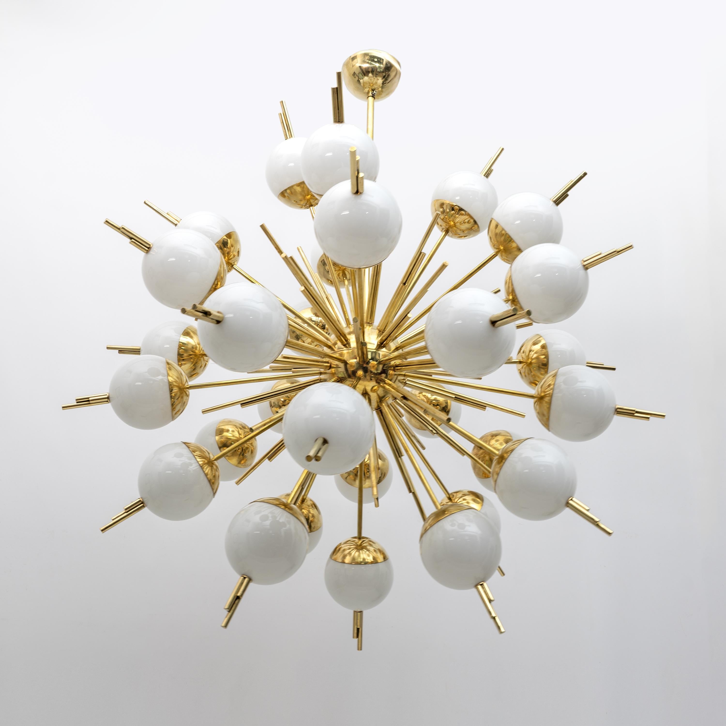 italien Grand lustre Spoutnik de Murano en verre et laiton en vente