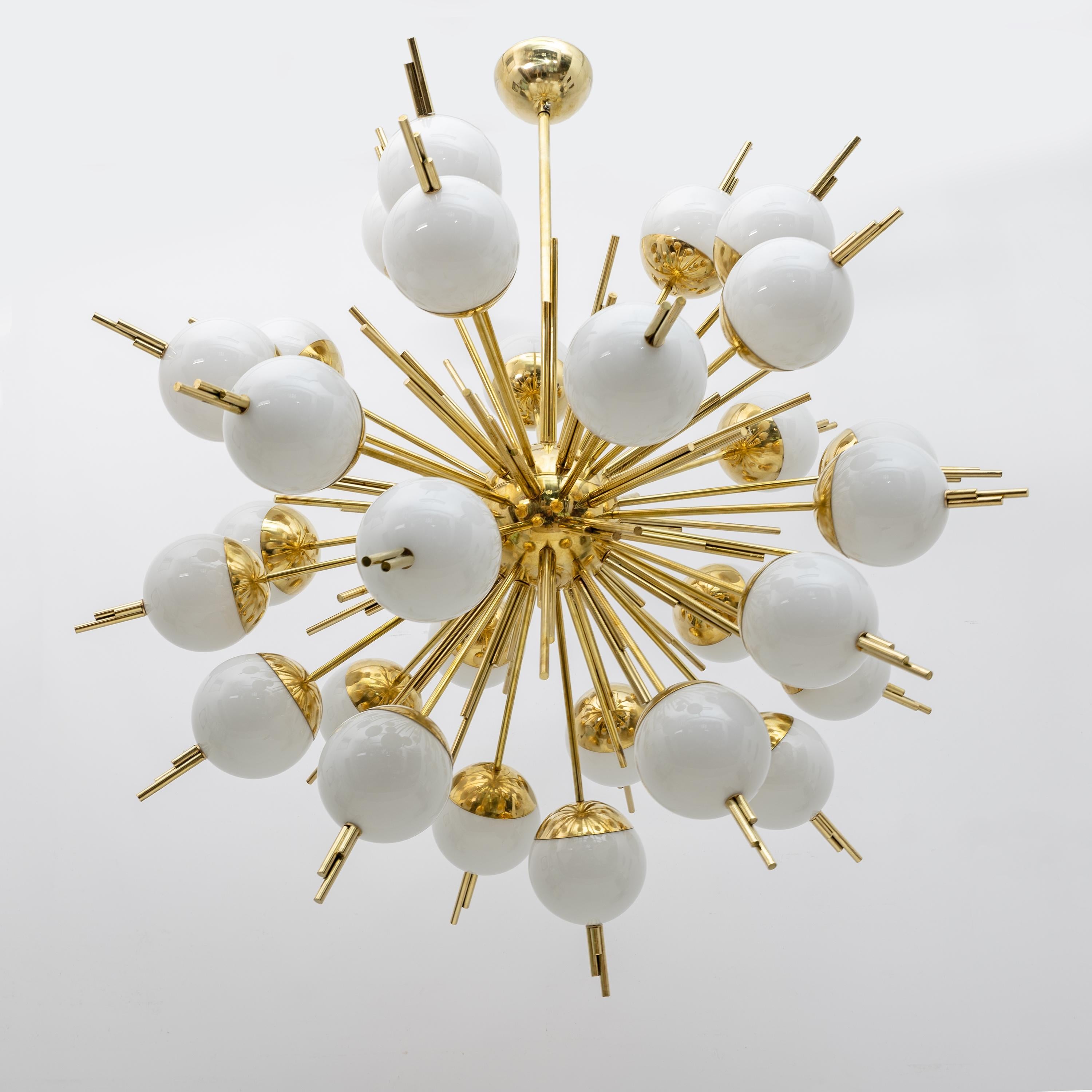 Laiton Grand lustre Spoutnik de Murano en verre et laiton en vente
