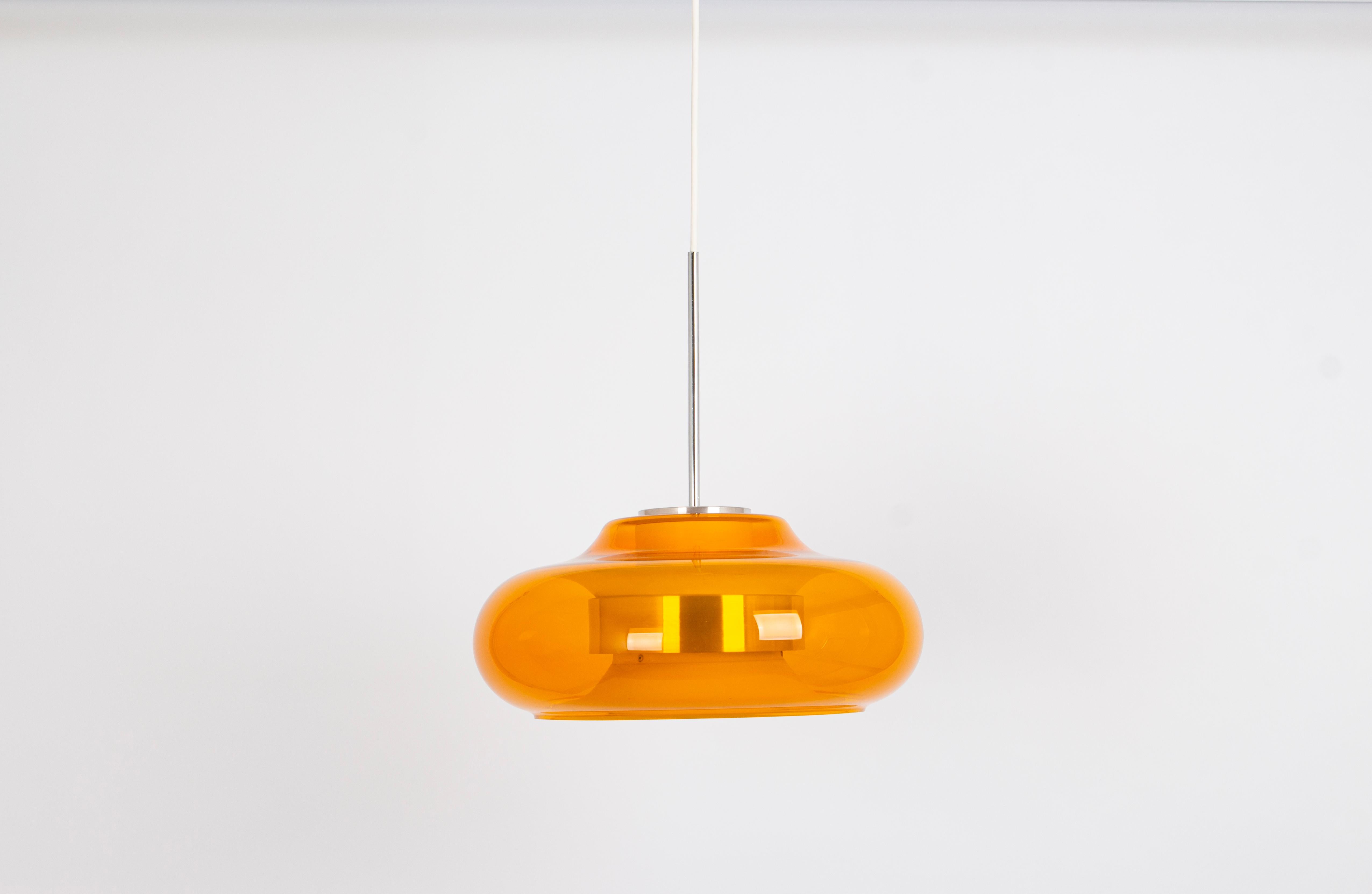 Lámpara colgante de mediados de siglo de Doria Leuchtern, fabricada en Alemania, hacia 1970-1979.
El colgante está compuesto de vidrio soplado sujeto a un marco de metal.

Casquillos: 1 bombilla estándar E27. (Hasta 100 vatios)
Las bombillas no