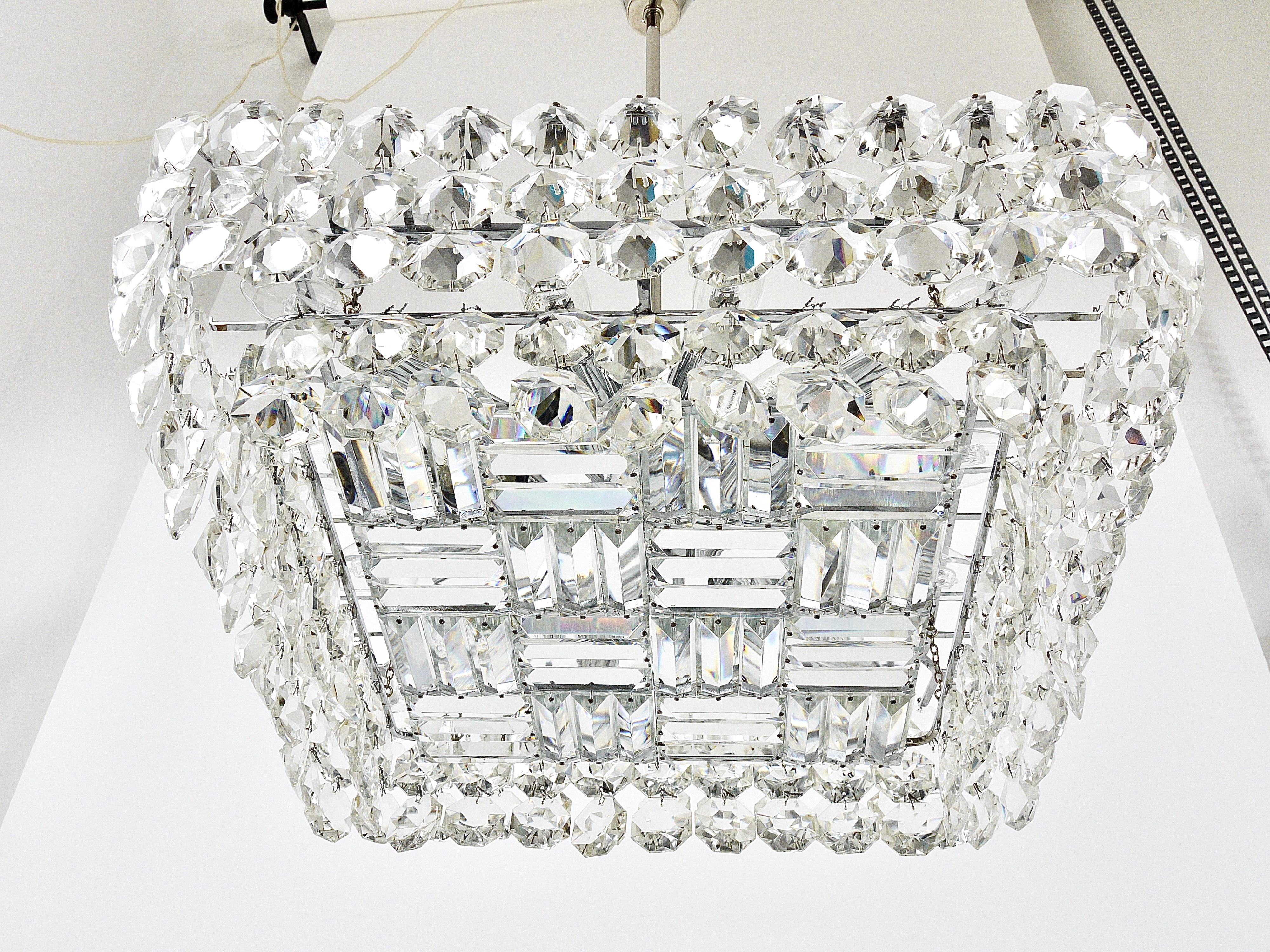 Facetté Grand lustre carré en Bakalowits avec cristaux en forme de diamant, Autriche, années 1950 en vente