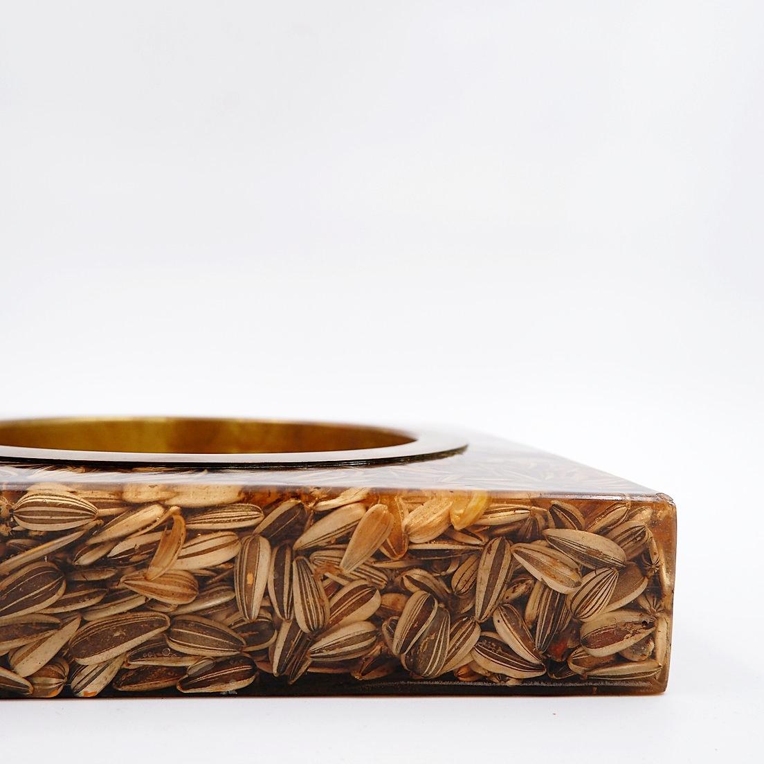 Grand vide poche carré en laiton et époxy avec inclusion de graines en vente 4