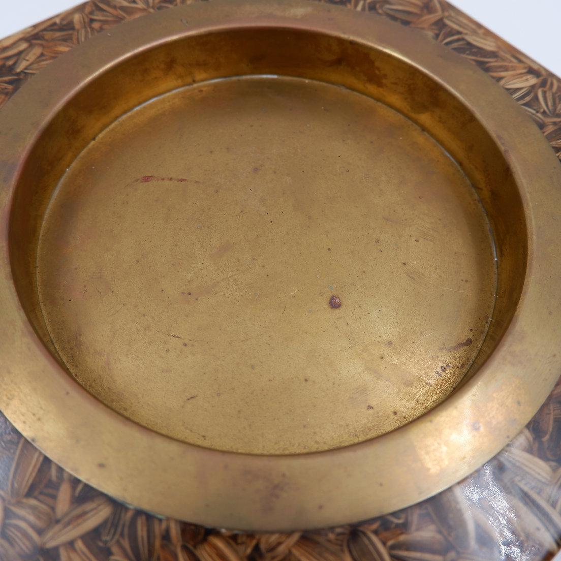 Grand vide poche carré en laiton et époxy avec inclusion de graines en vente 5