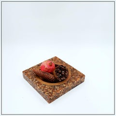 Große quadratische "vide poche" aus Messing und Epoxid mit eingearbeiteten Samen