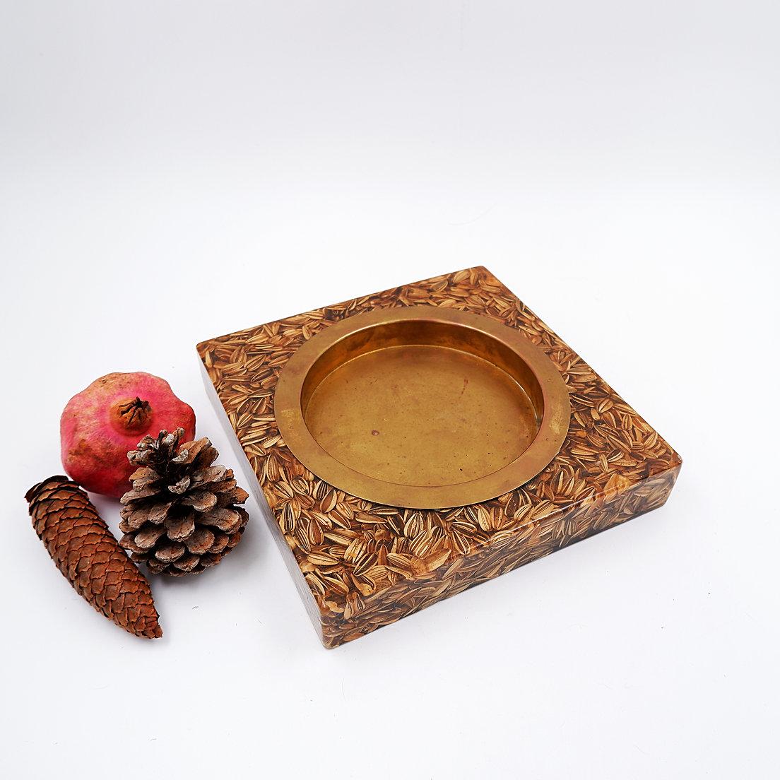 20ième siècle Grand vide poche carré en laiton et époxy avec inclusion de graines en vente