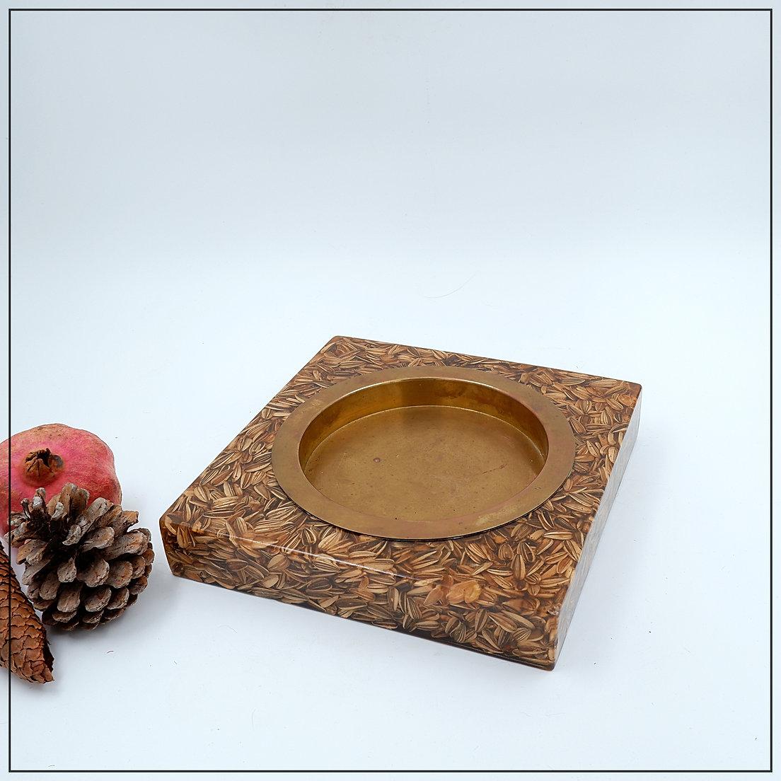 Grand vide poche carré en laiton et époxy avec inclusion de graines en vente 2