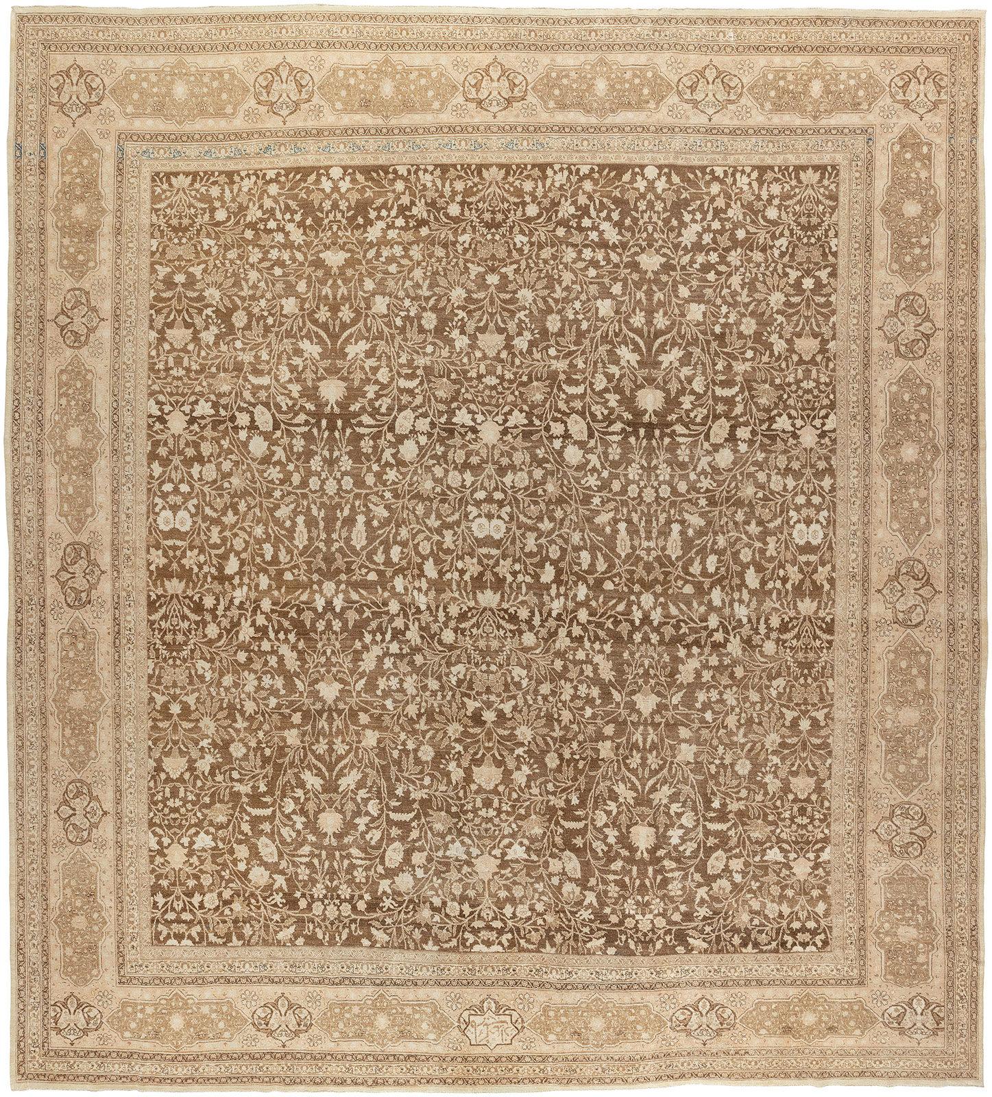 Tabriz persan authentique du début du XXe siècle, de grande taille et de forme carrée, présentant un motif floral sur toute sa surface en brun et ivoire

circa 1920, mesures : 13' x 14'4