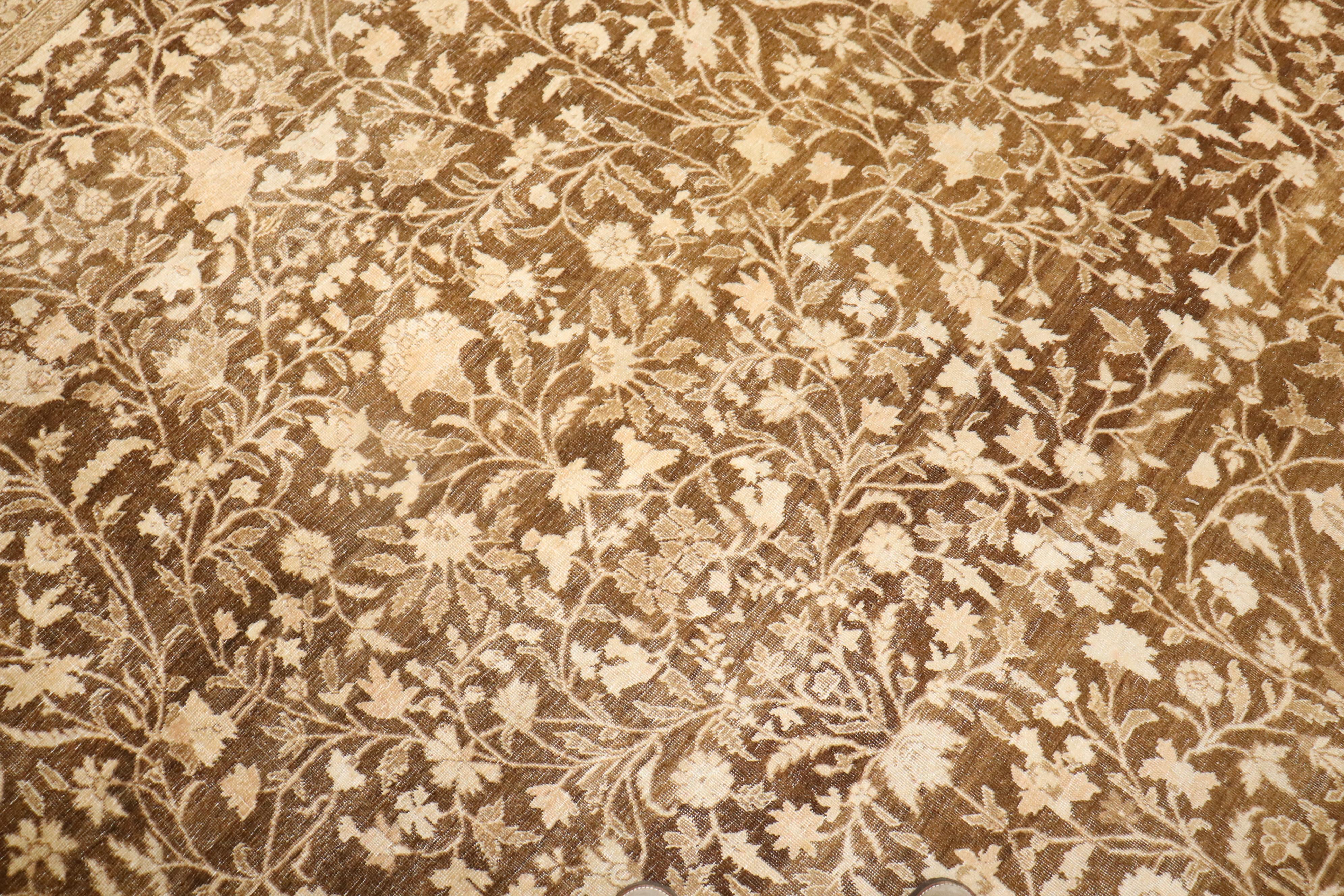 Grand tapis carré persan marron de Tabriz en vente 2