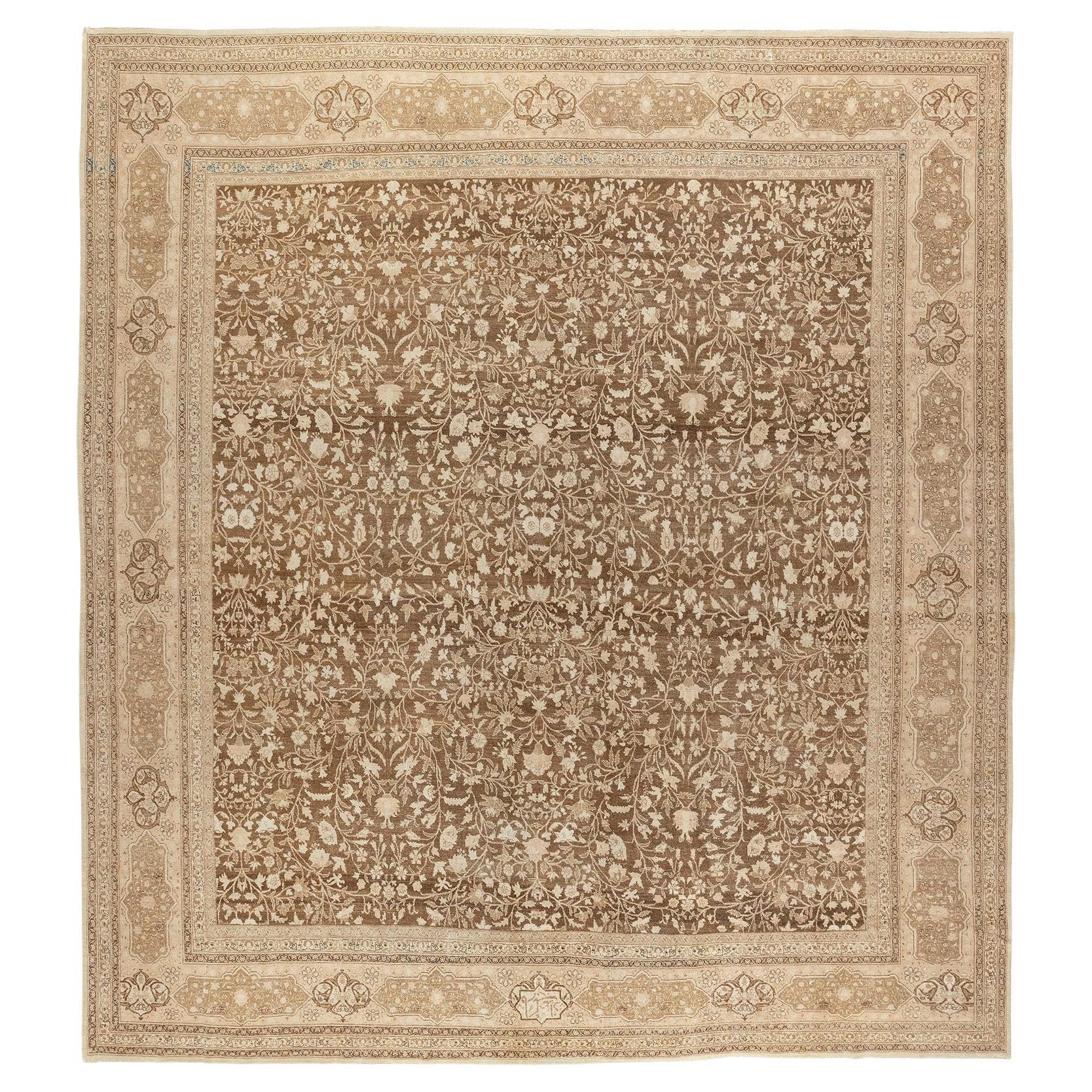 Grand tapis carré persan marron de Tabriz en vente