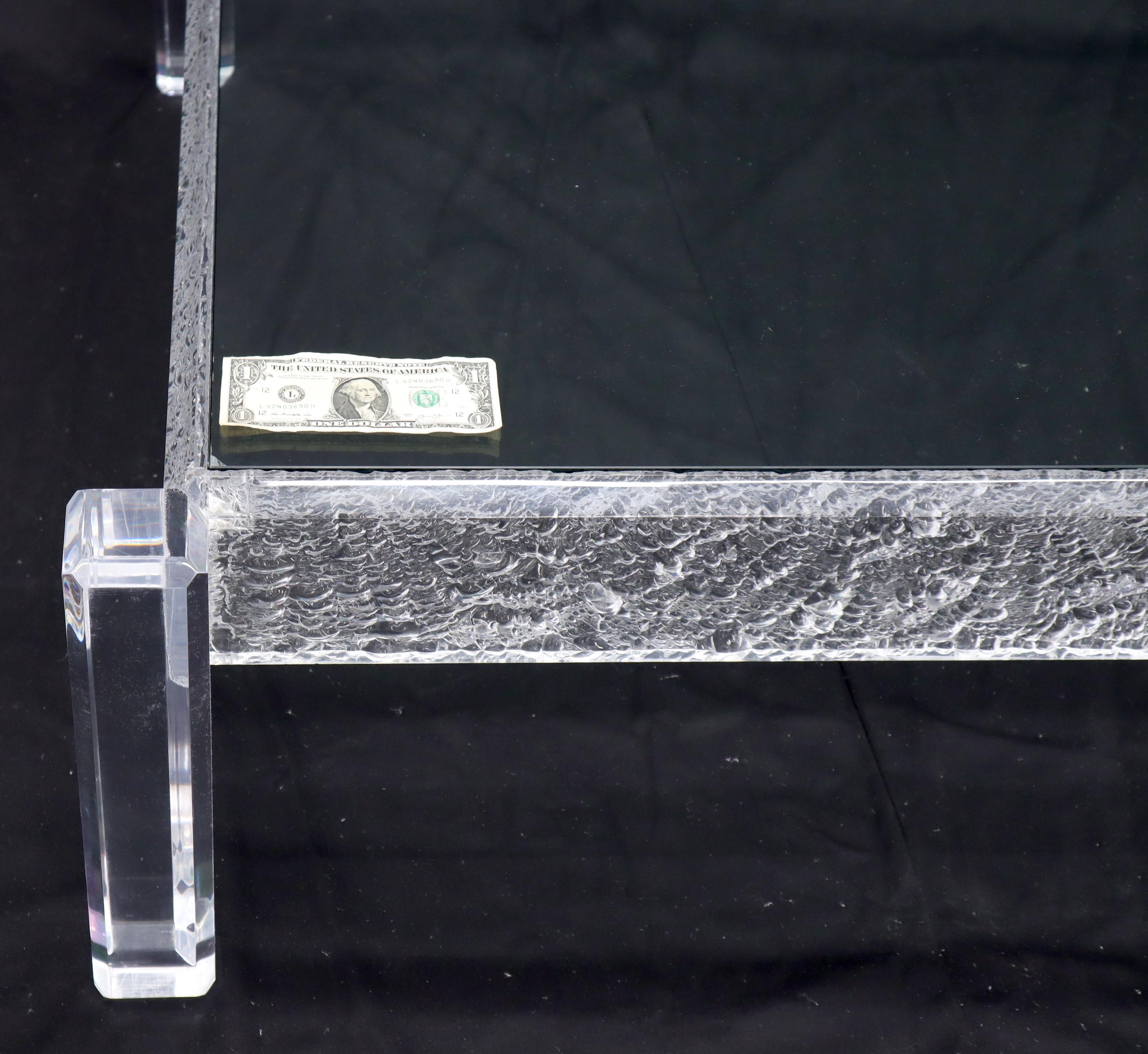 Grande table basse carrée sculptée en verre Lucite en vente 4