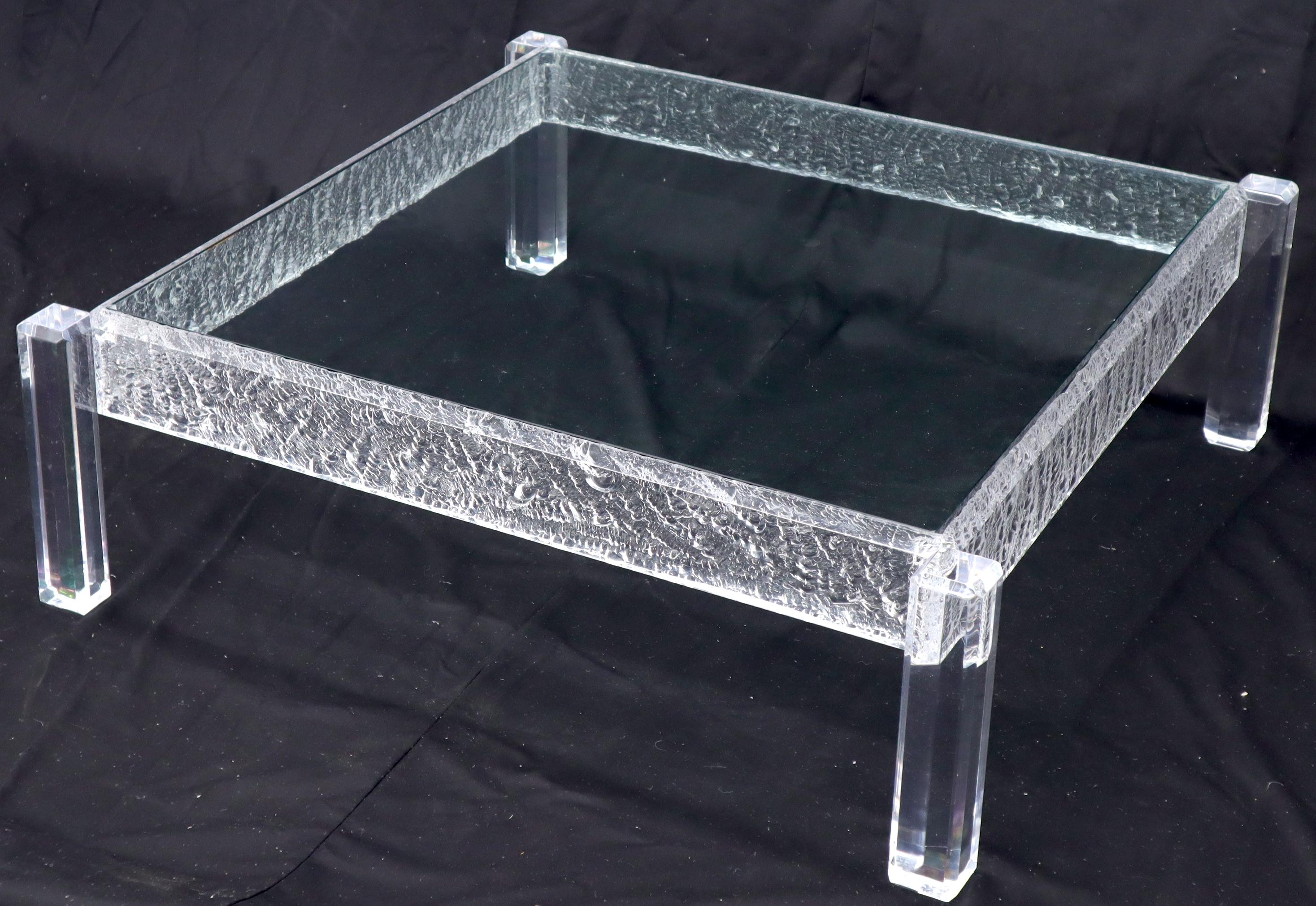 Mid-Century Modern Grande table basse carrée sculptée en verre Lucite en vente