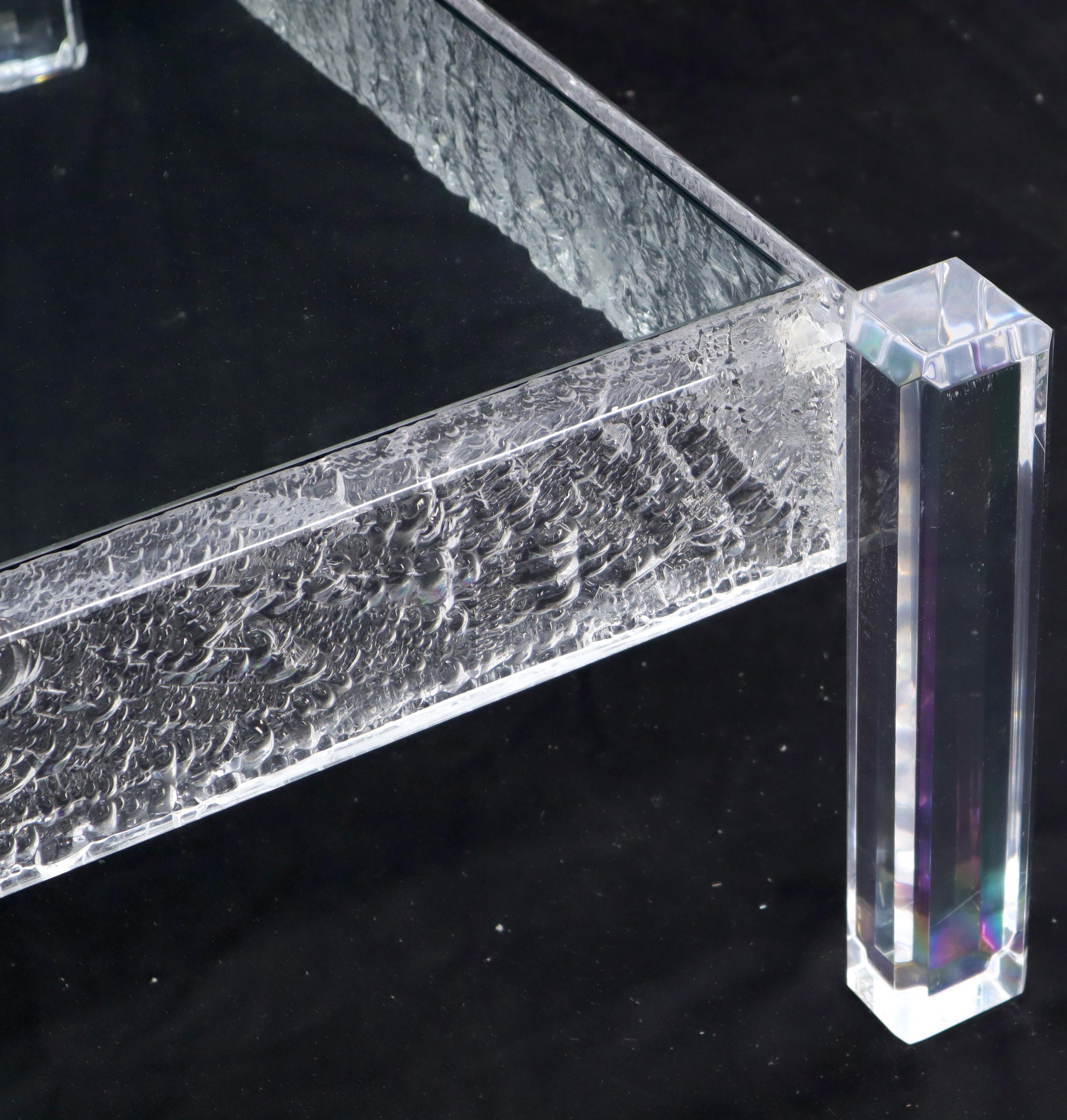 20ième siècle Grande table basse carrée sculptée en verre Lucite en vente