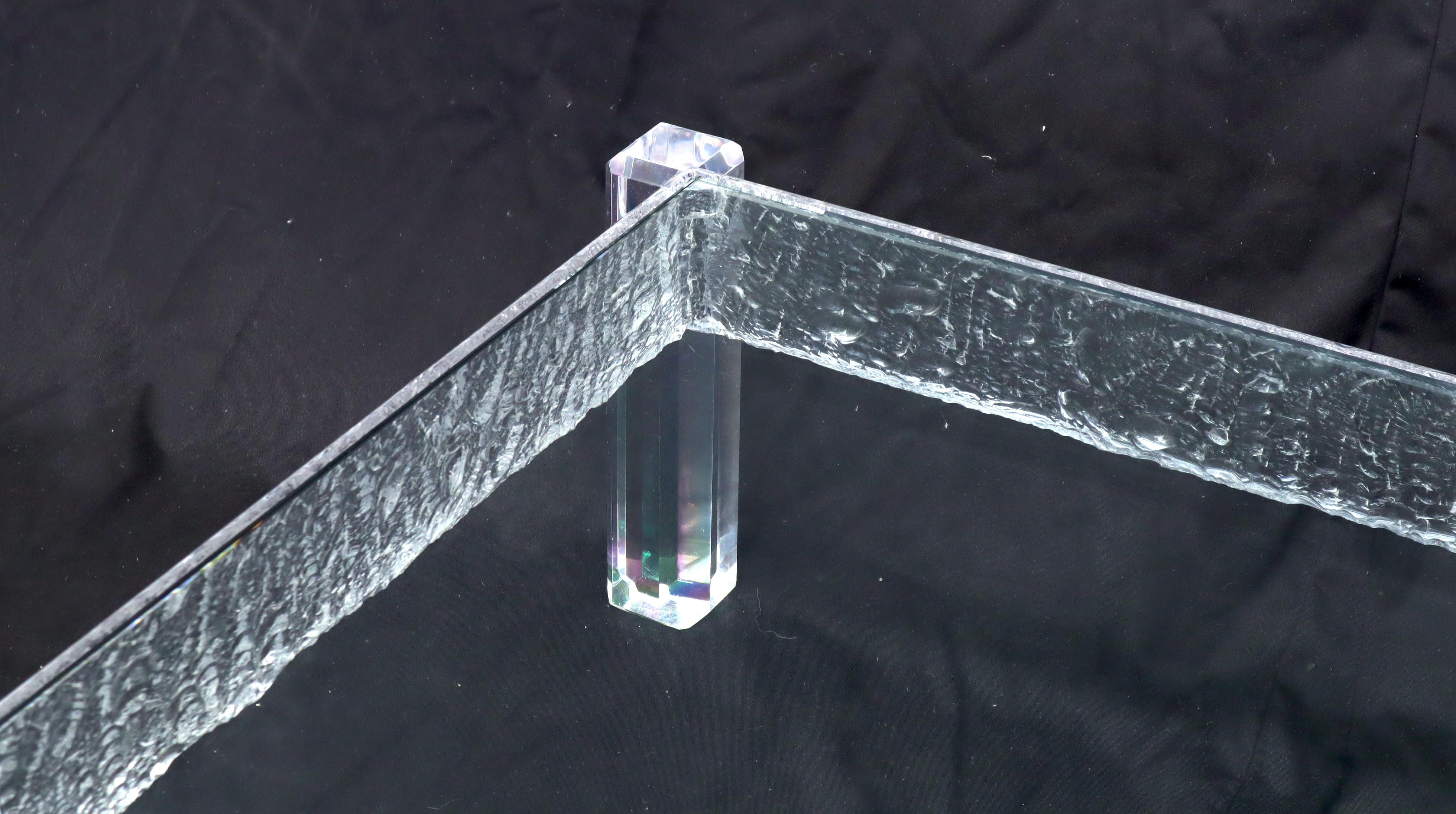 Grande table basse carrée sculptée en verre Lucite en vente 1