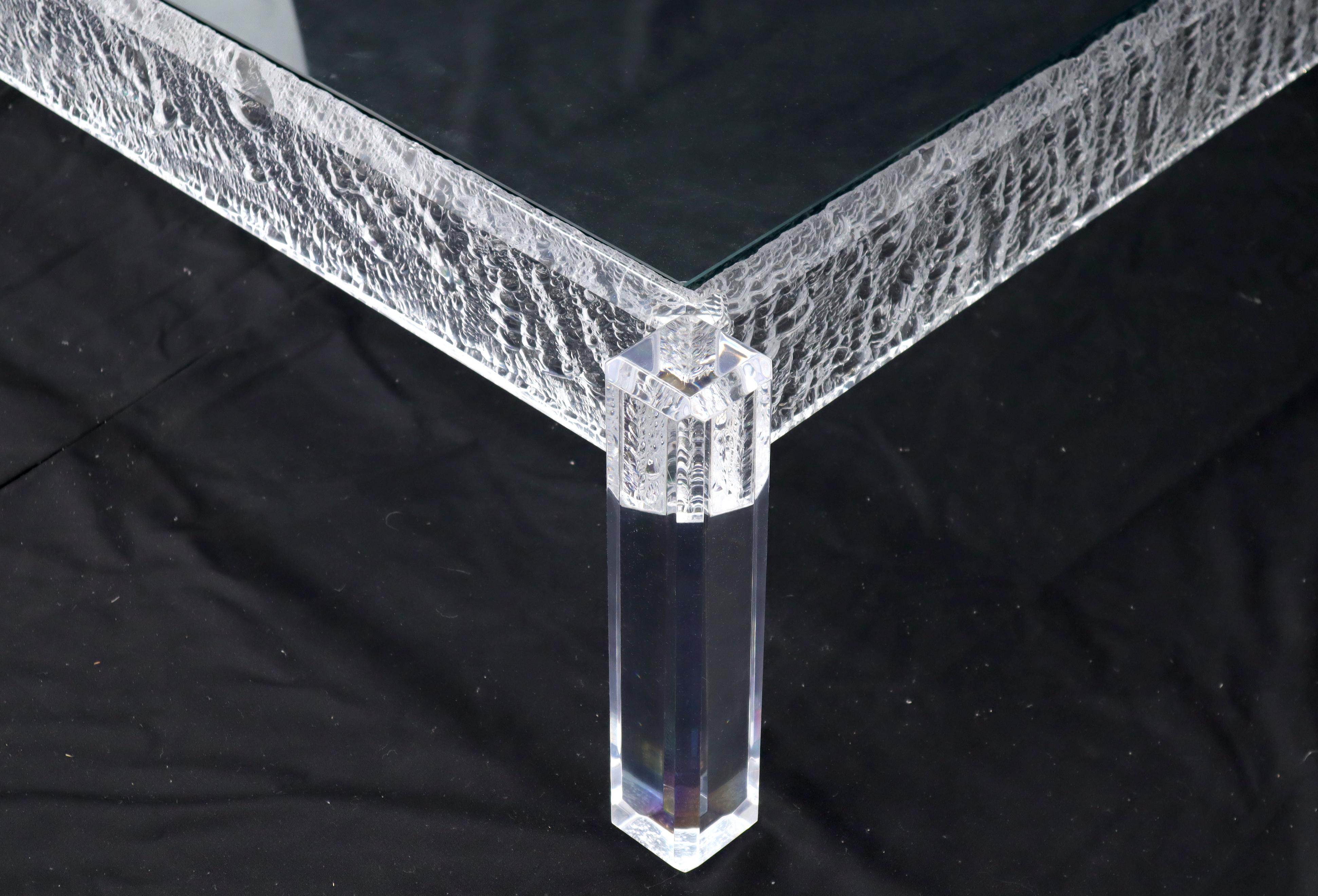 Grande table basse carrée sculptée en verre Lucite en vente 2