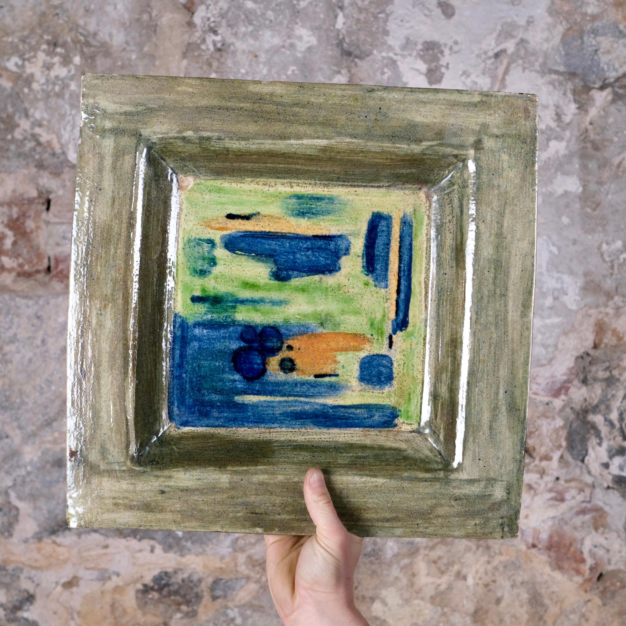 Beau centre de table en céramique, de forme carrée, en chamotte, travail français des années 1970.
Émaillé, avec un joli motif abstrait.
Signé en dessous.
Très bon état, patine.
Dimensions : H5cm, 42x42cm