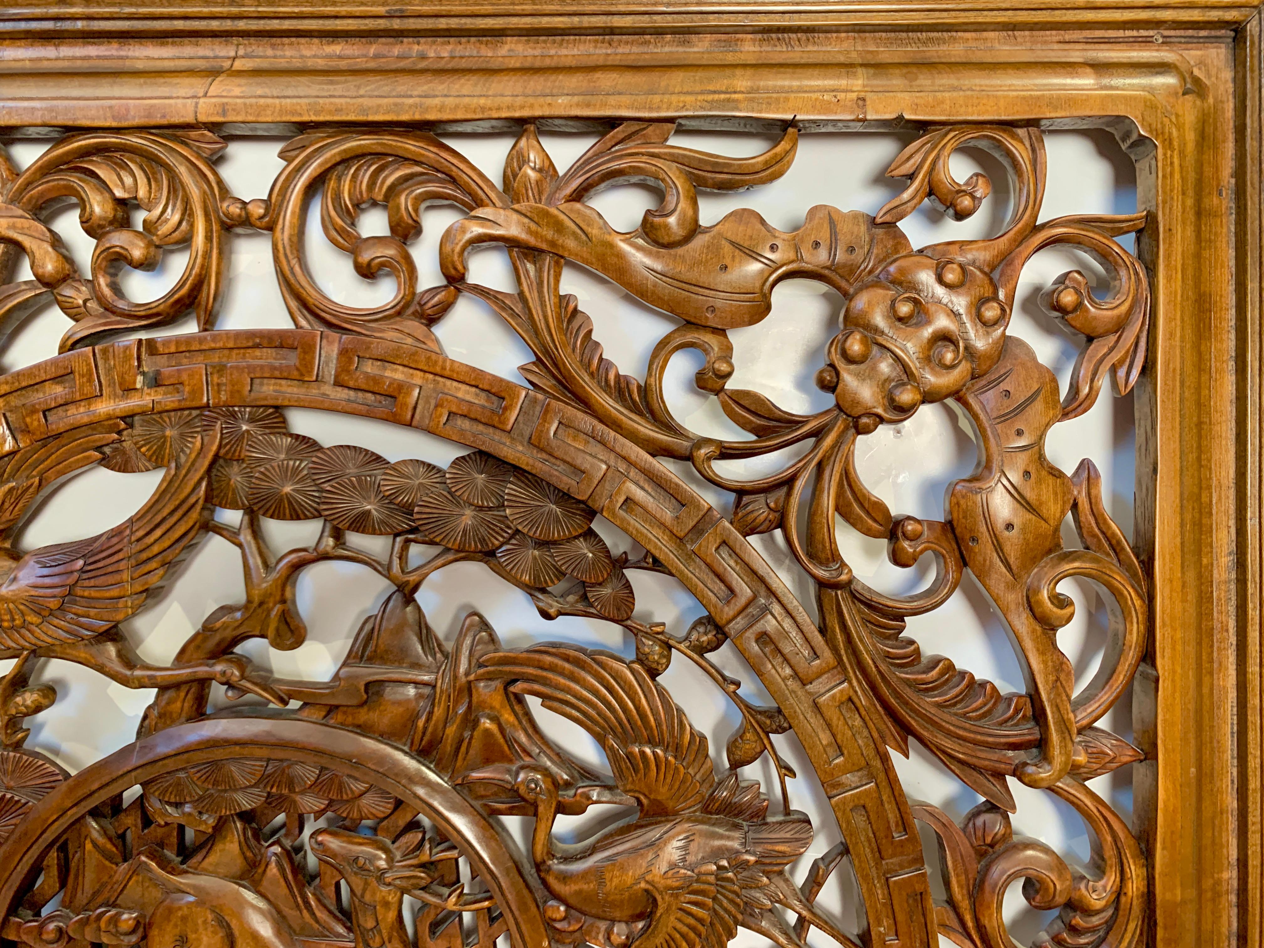 20ième siècle Grand panneau carré en bois de camphrier sculpté chinois ' Longevity '<unk>