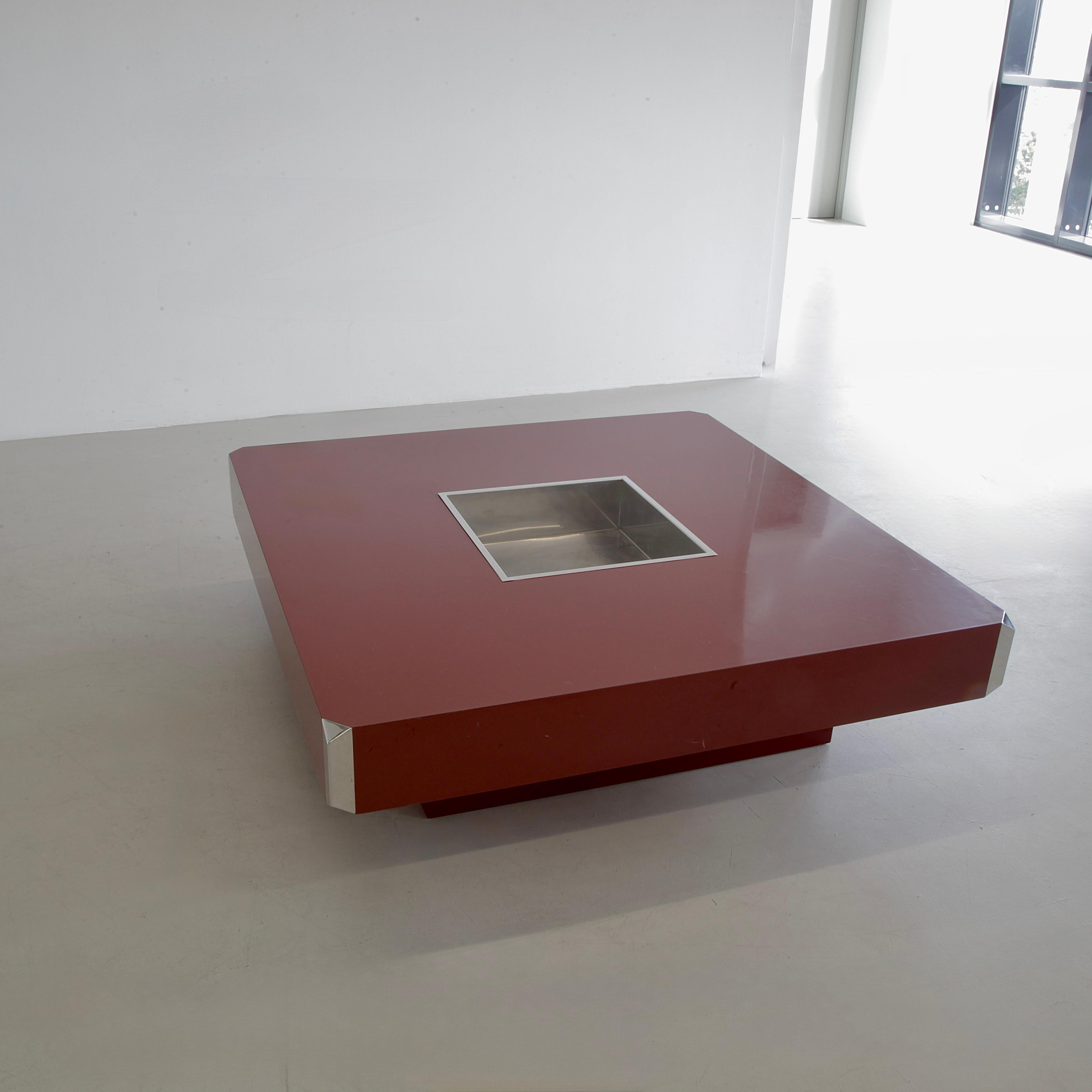 Tavolino quadrato progettato da Willy Rizzo. Italia, Mario Sabot, 1972.

Tavolino rosso scuro con inserto cromato e angoli cromati. È raro in questo colore e in condizioni meravigliose.

Riferimento: Riferimento: Casa Vogue, n. 19, marzo 1973.