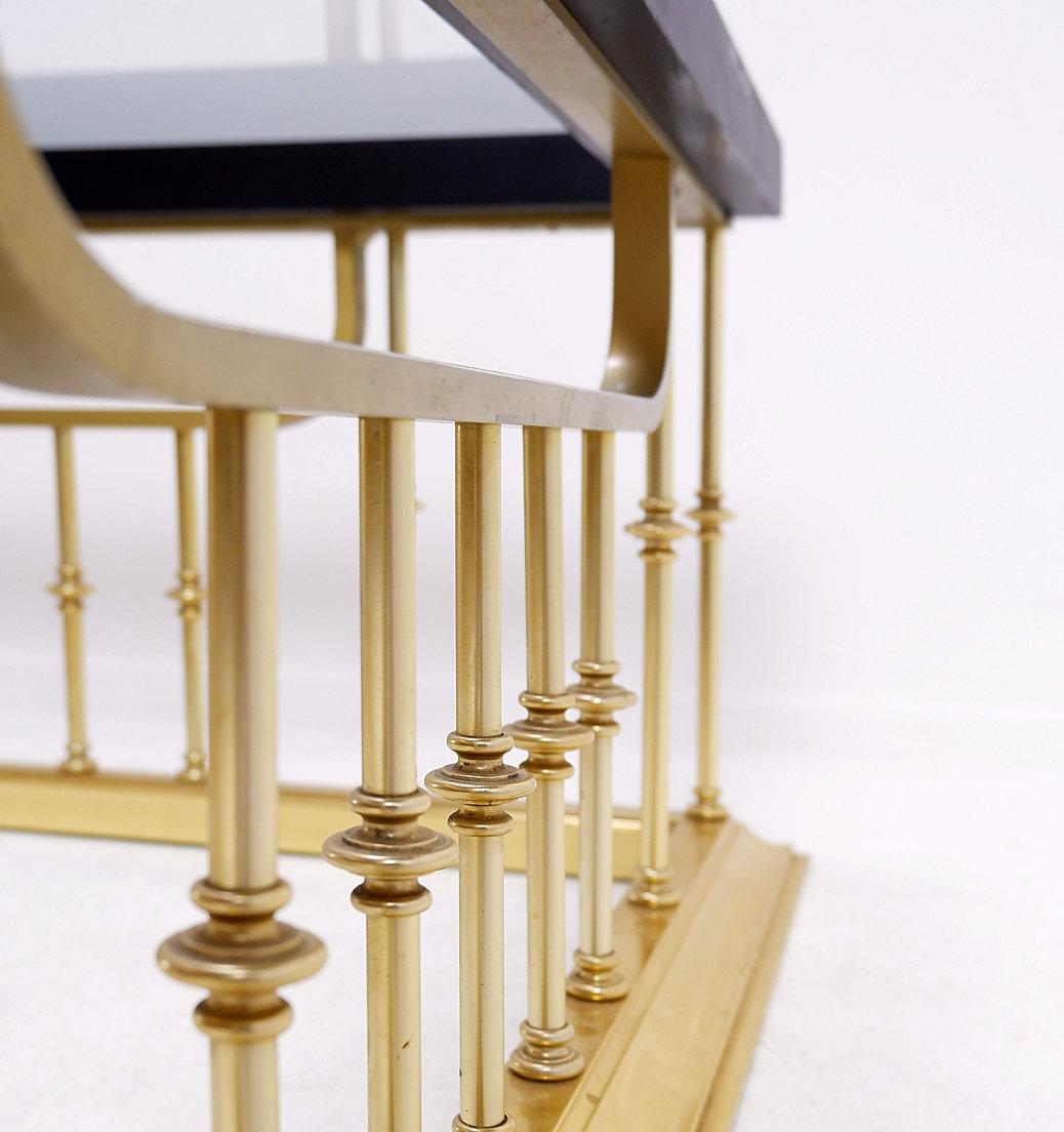 Grande table basse carrée dans une aile de cheminée en vente 7