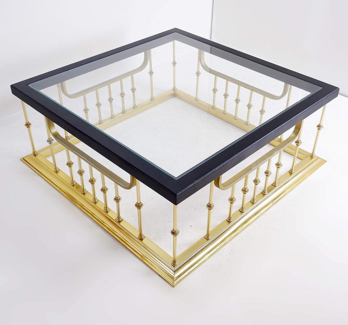 Grande table basse carrée dans une aile de cheminée en vente 8