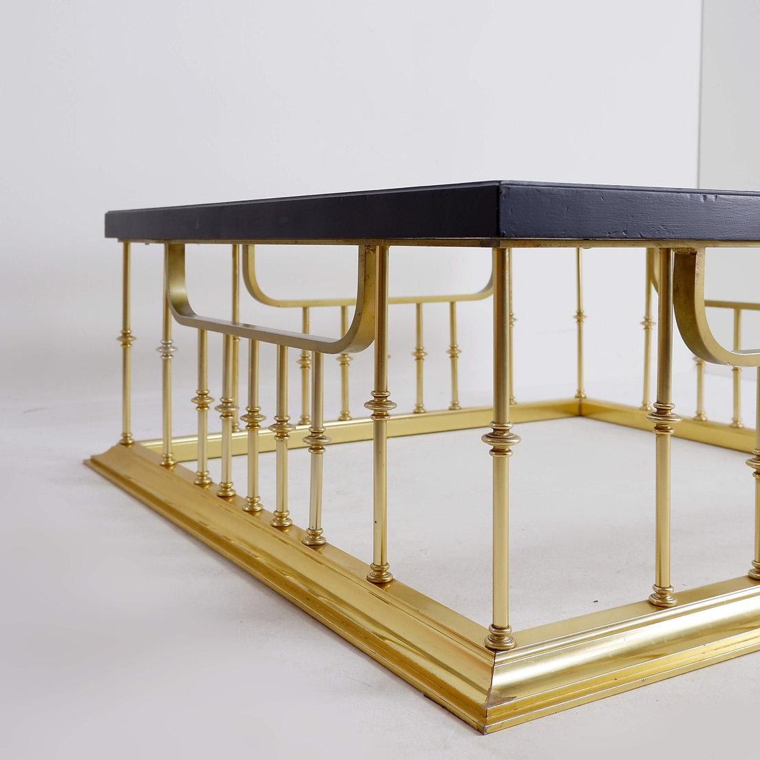 Grande table basse carrée dans une aile de cheminée en vente 9