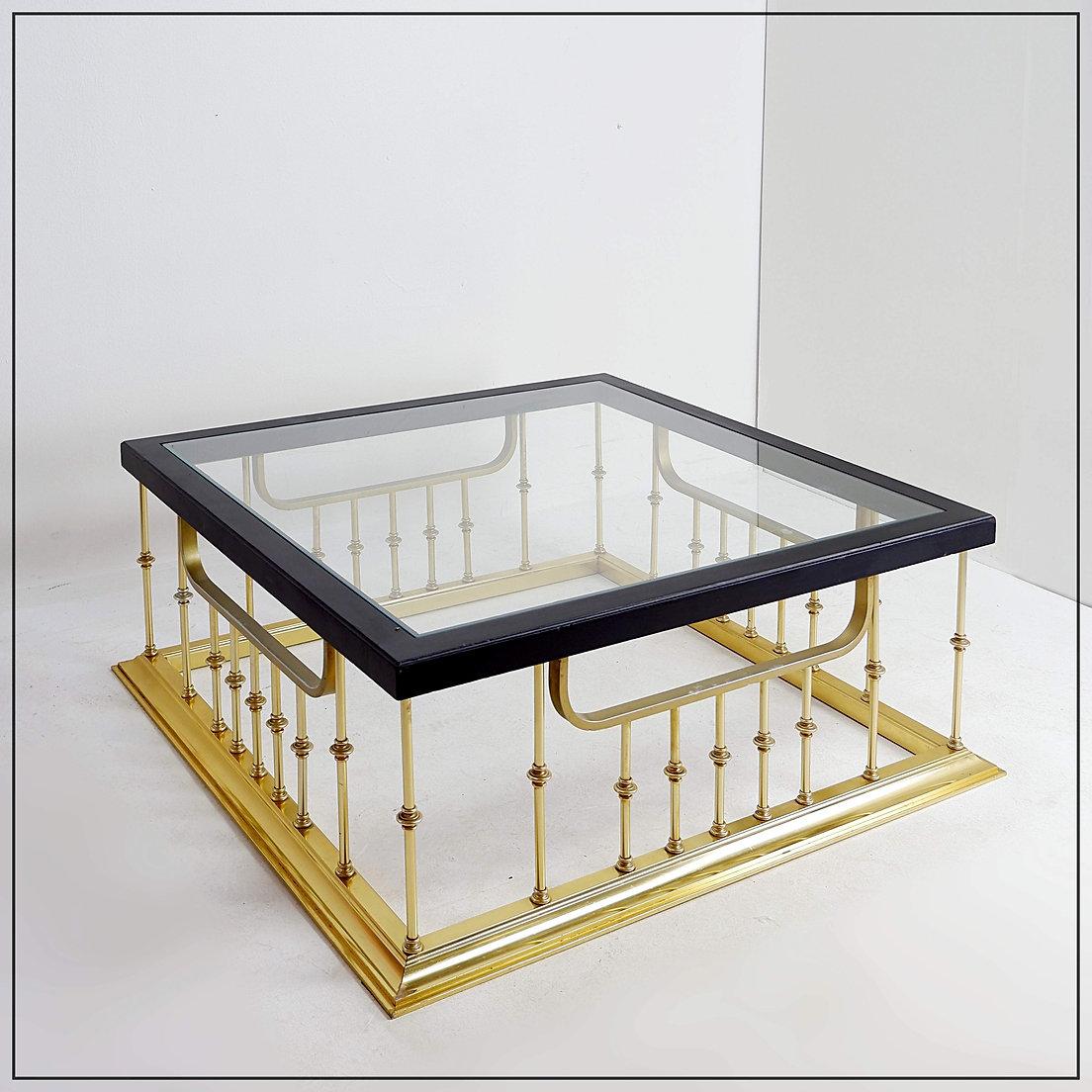 20ième siècle Grande table basse carrée dans une aile de cheminée en vente