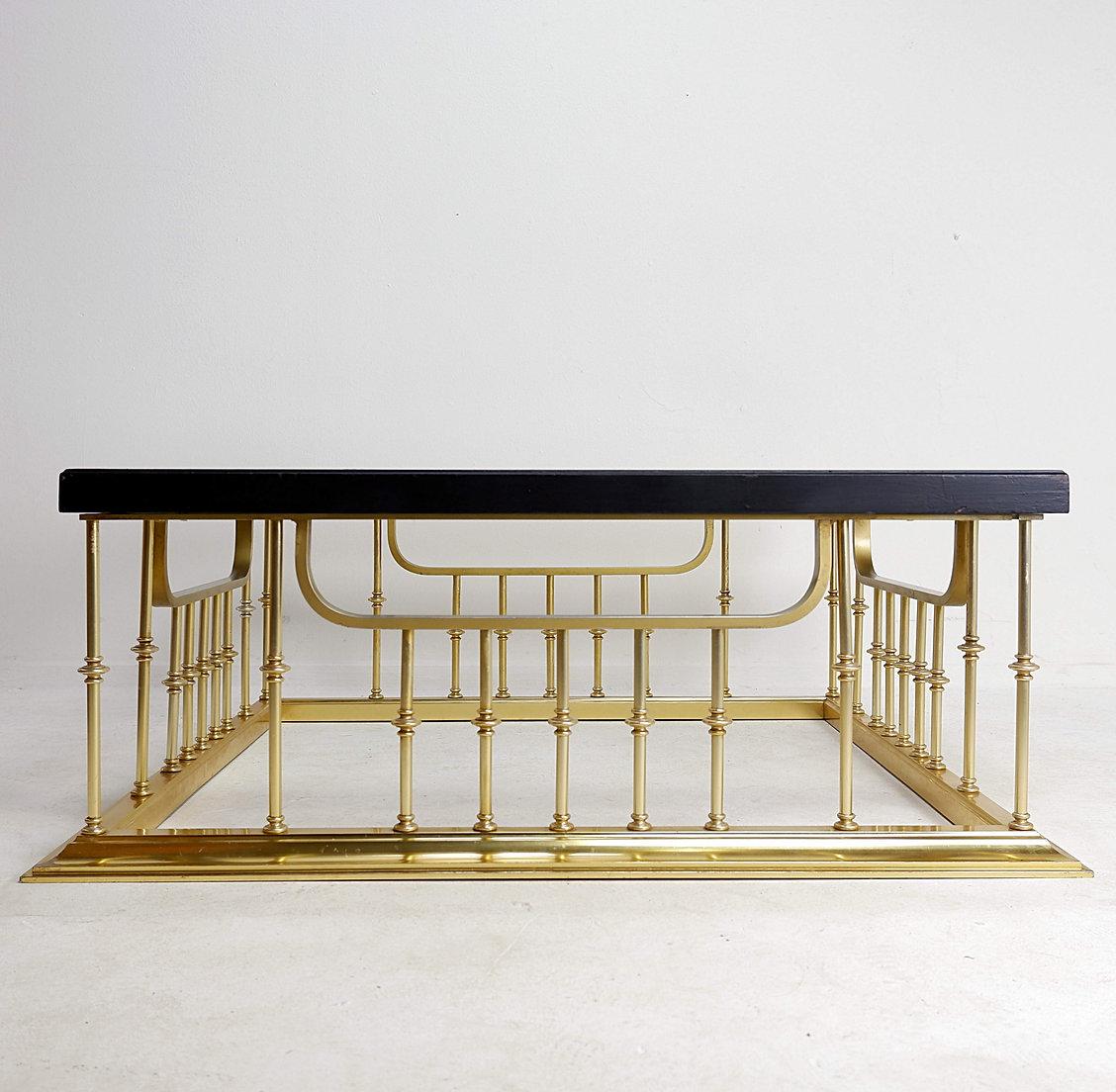 Aluminium Grande table basse carrée dans une aile de cheminée en vente