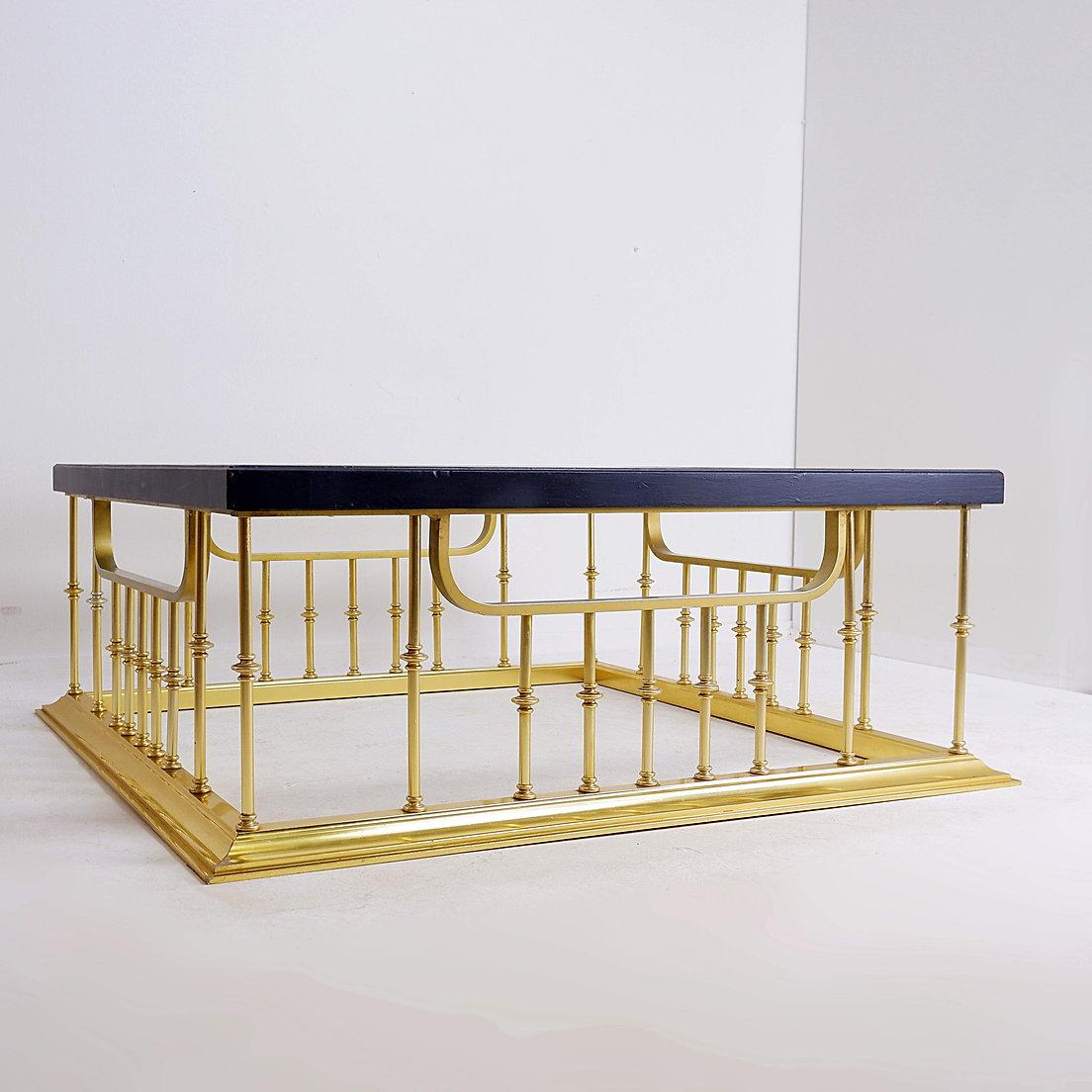 Grande table basse carrée dans une aile de cheminée en vente 1