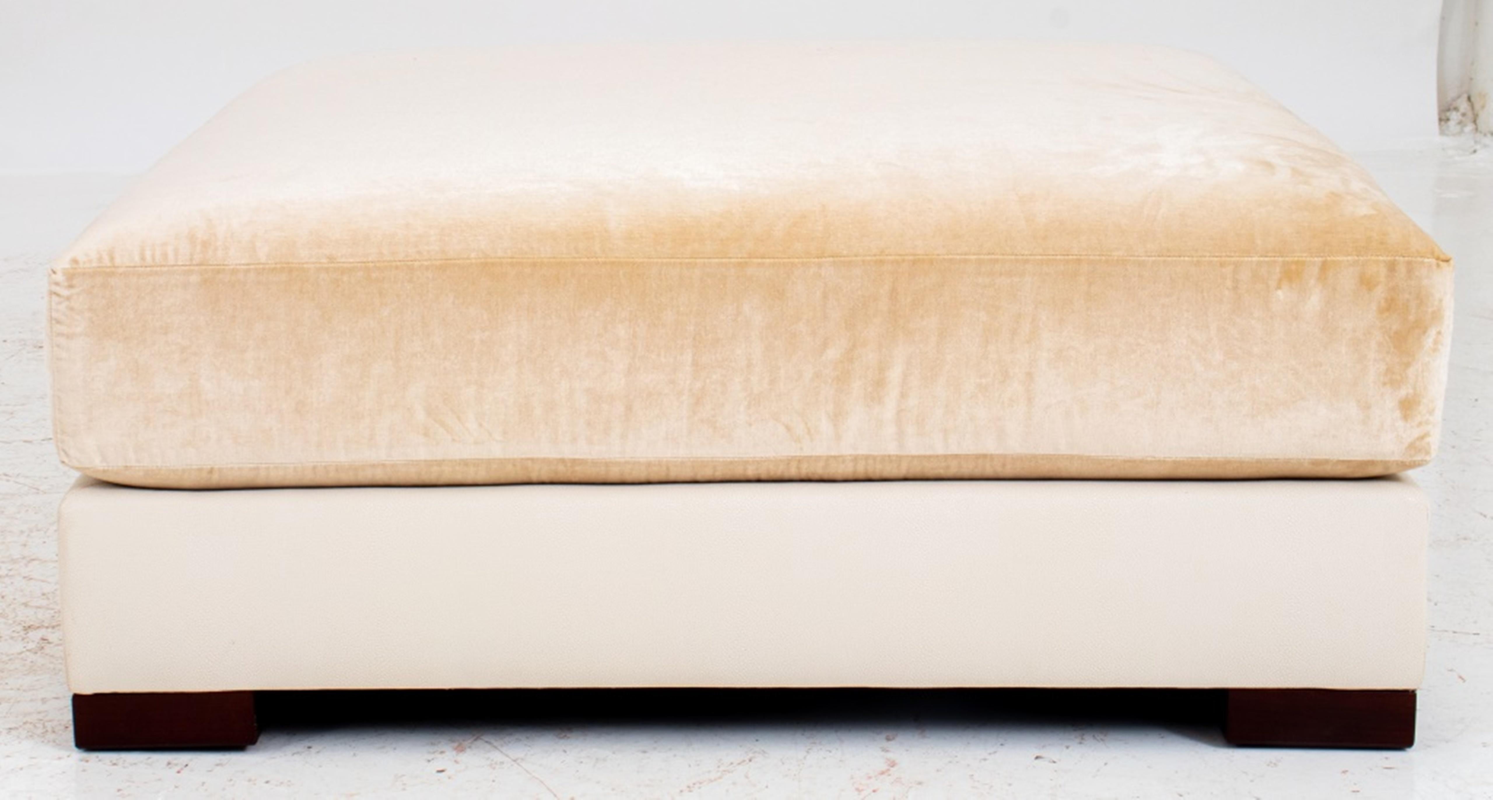 Grand pouf carré en velours crème, coussin rembourré en relief au-dessus d'une plate-forme rembourrée reposant sur quatre pieds carrés. 
Dimensions : 15