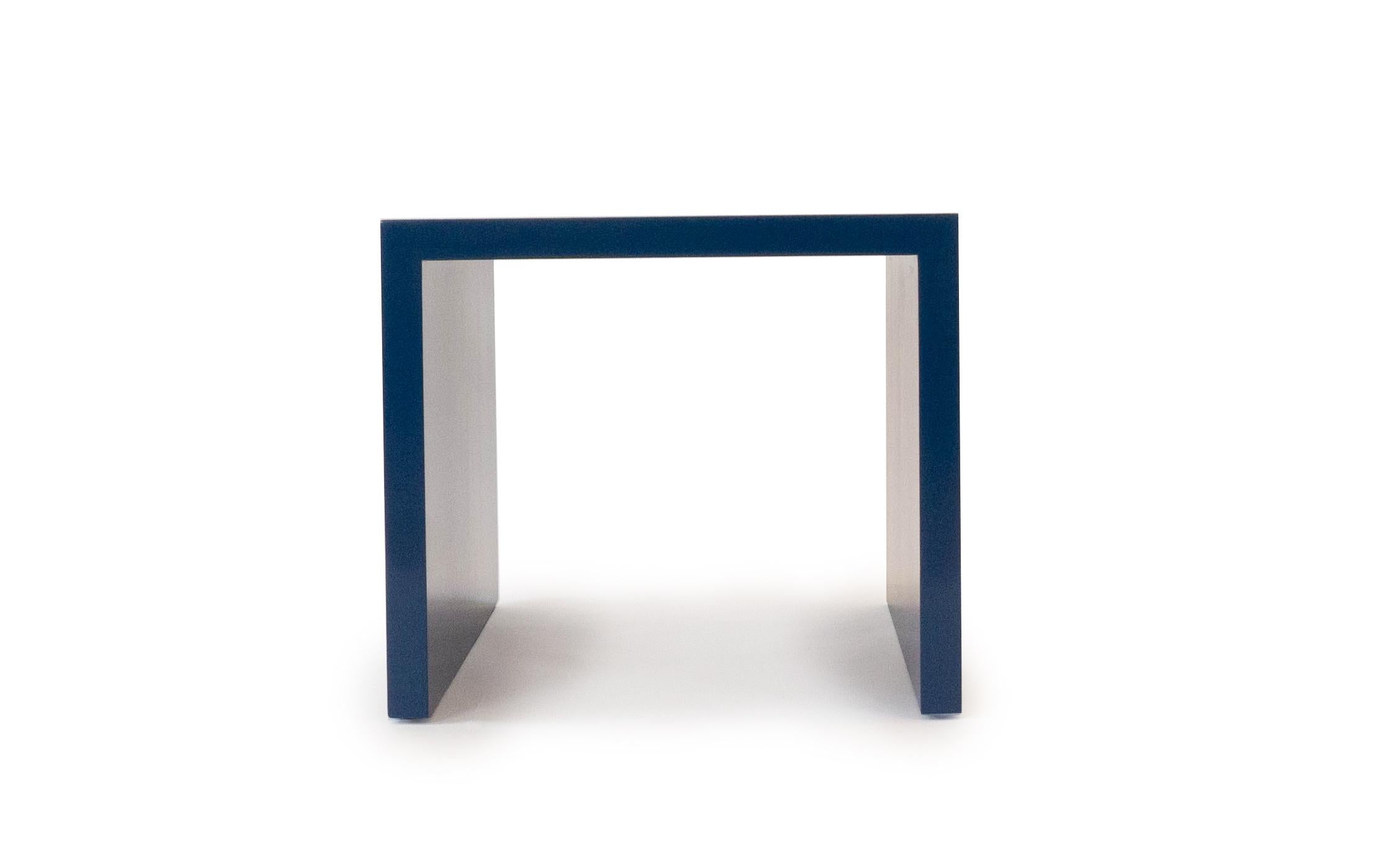Unser Baltic-Tisch ist ein großer, quadratischer Beistelltisch, der in seiner Schlichtheit elegant ist. Lackiert in Farrow and Ball California Blue, ist die Farbe und Größe des Tisches auf Anfrage anpassbar. Gebaut in unserer Werkstatt in