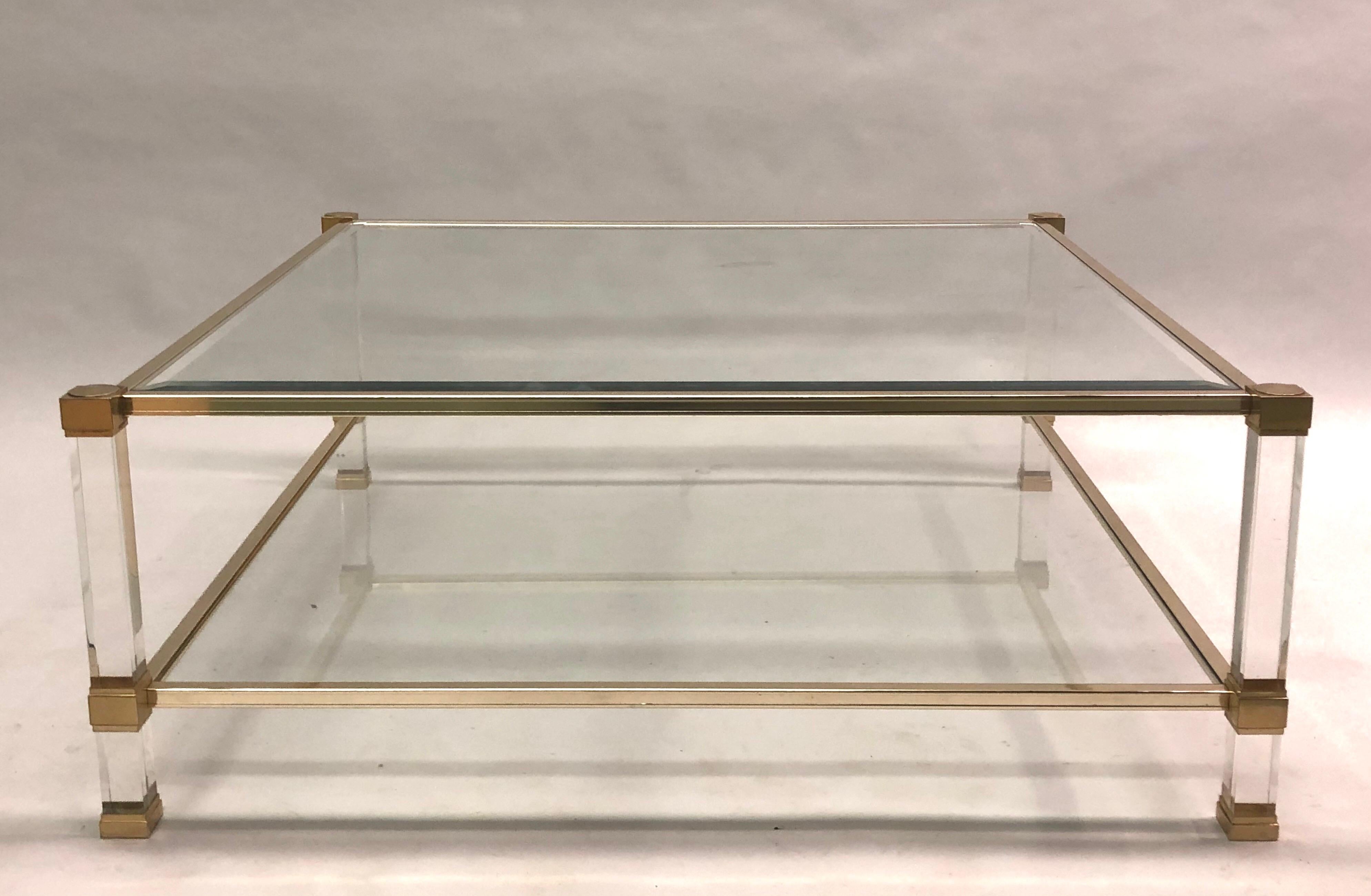 Mid-Century Modern Grande table basse carrée française du milieu du siècle dernier à double étage en lucite et laiton de Vandel en vente