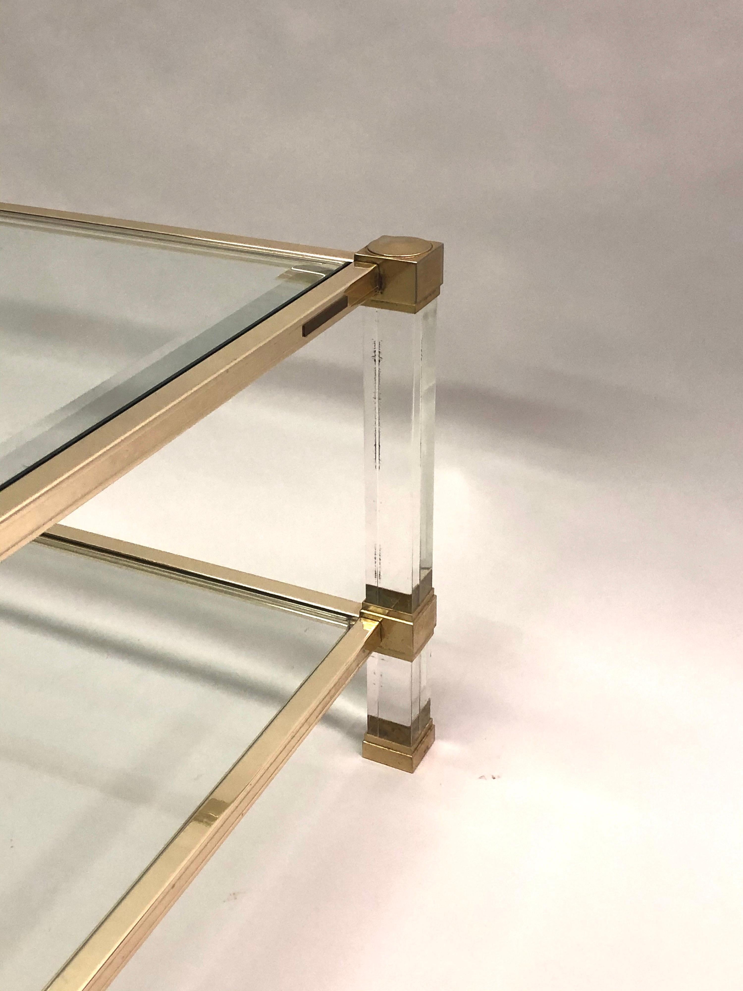 20ième siècle Grande table basse carrée française du milieu du siècle dernier à double étage en lucite et laiton de Vandel en vente