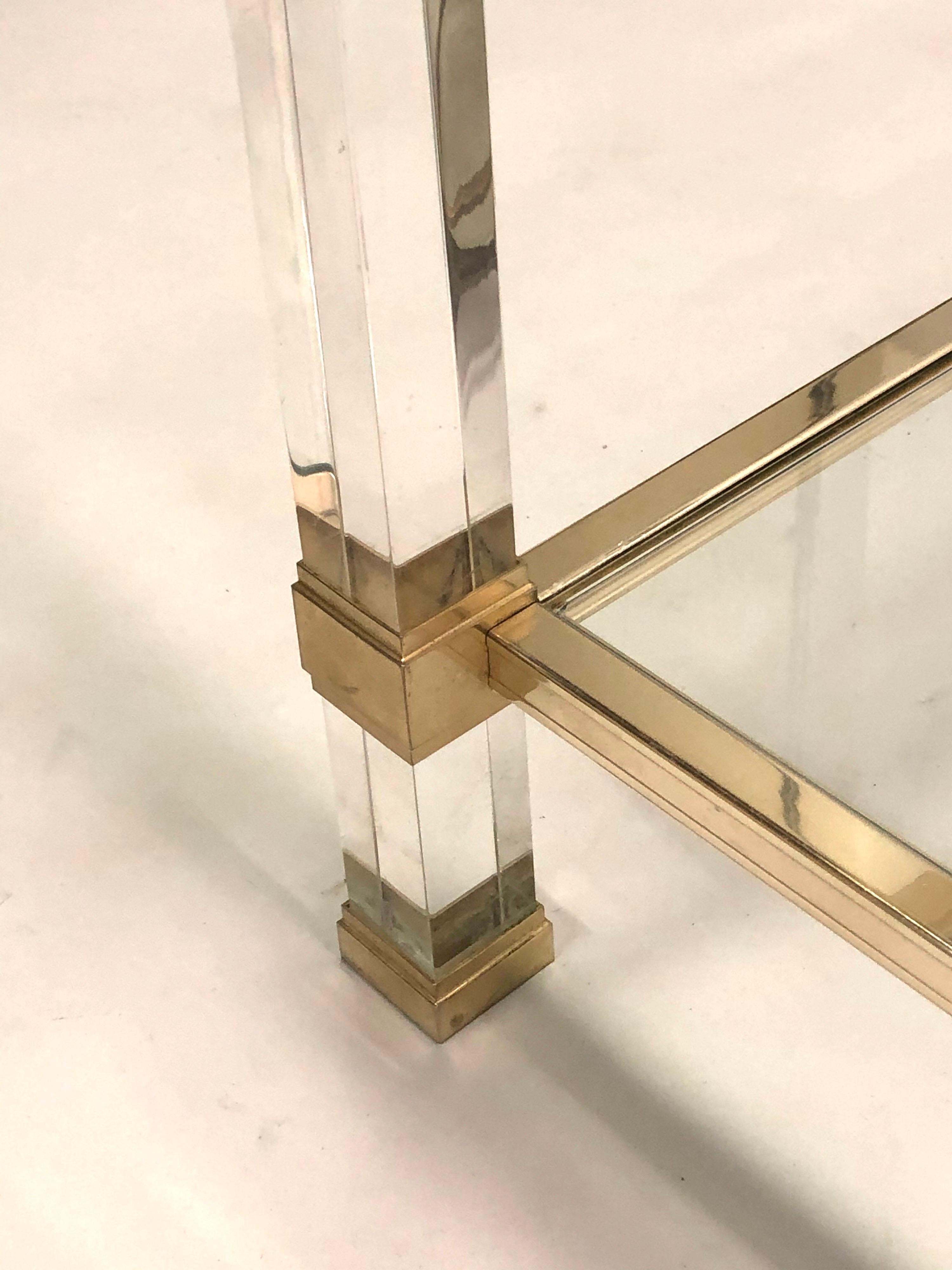 Grande table basse carrée française du milieu du siècle dernier à double étage en lucite et laiton de Vandel en vente 1