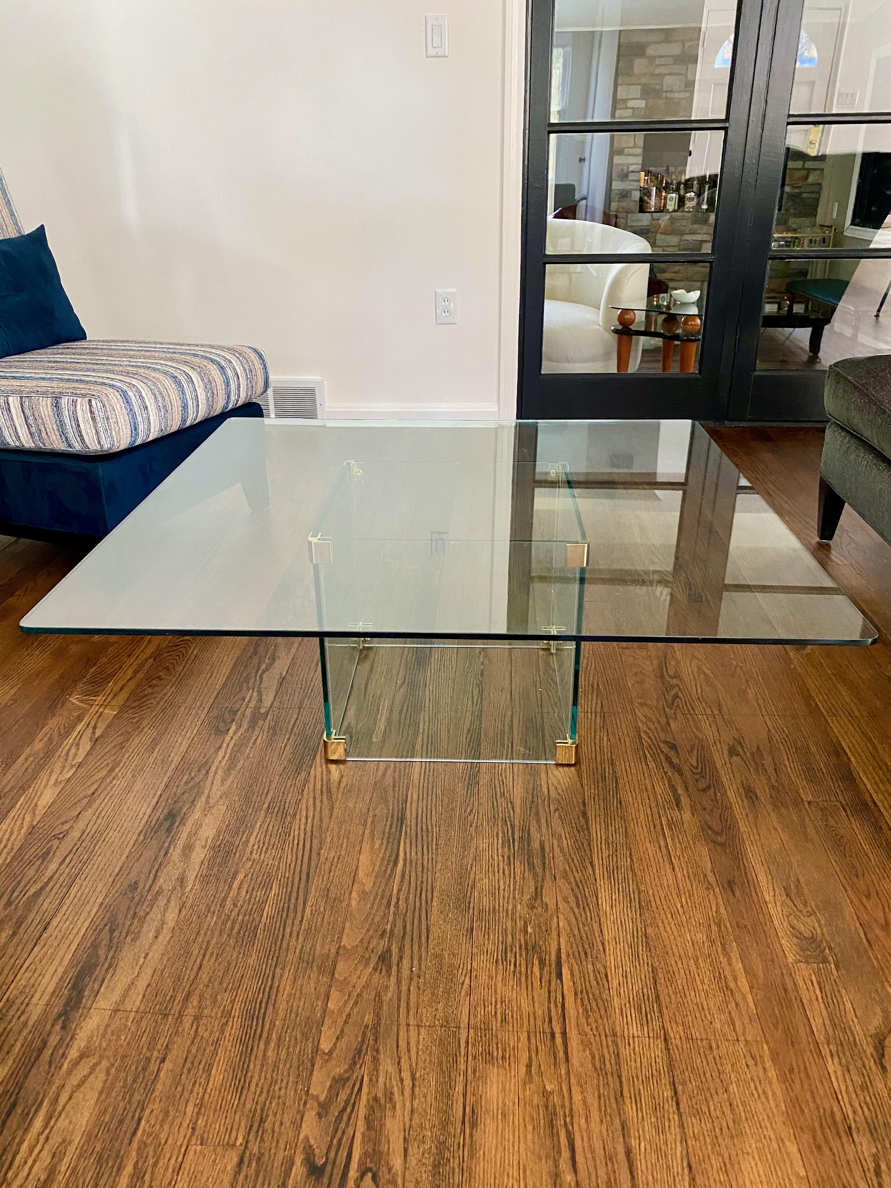 Laiton Grande table basse carrée en verre dans le style de Leon Rosen pour Pace Collection en vente