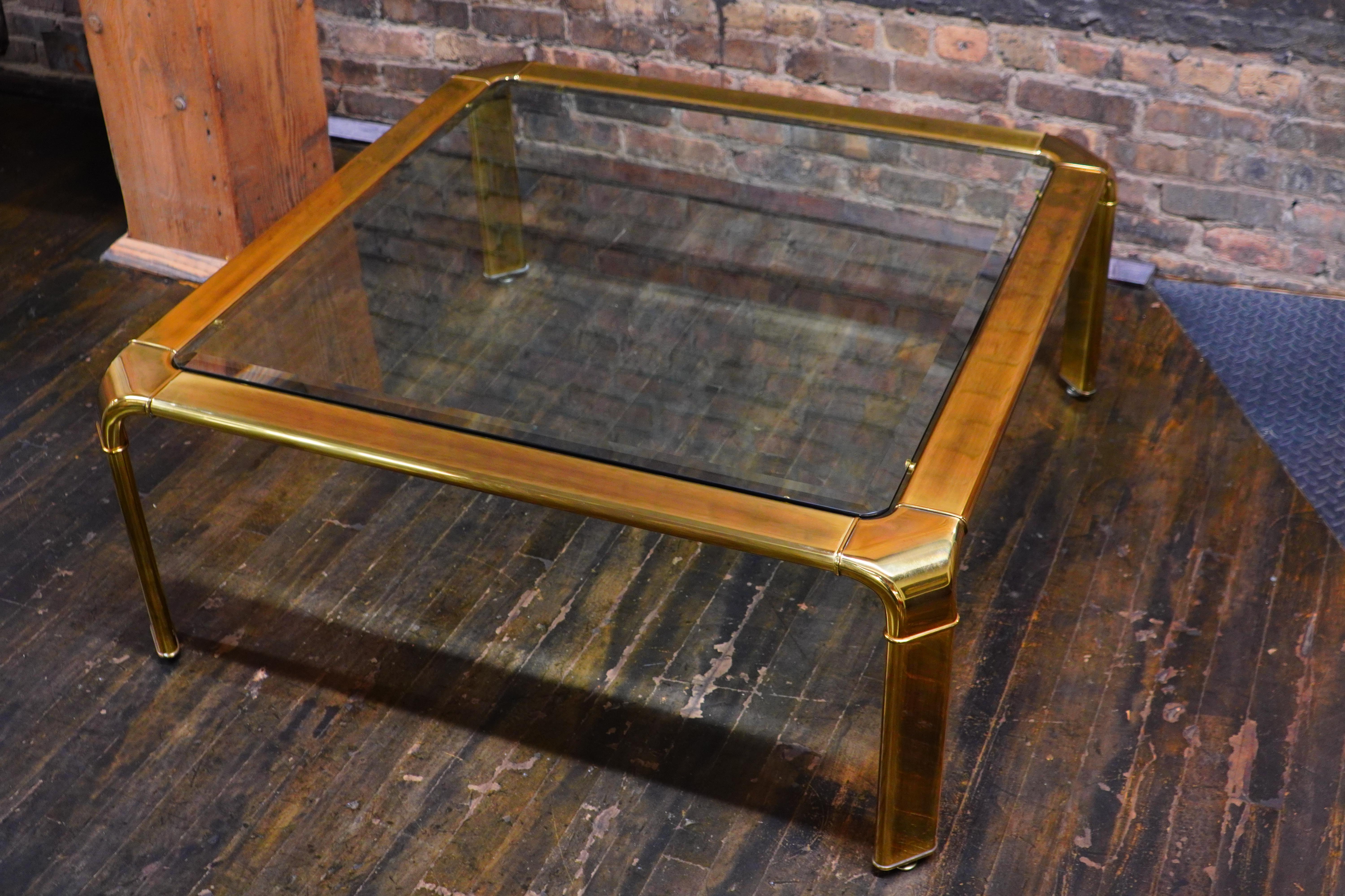 Großer quadratischer Hollywood Regency Couchtisch aus Messing und Glas von Widdicomb (amerikanisch) im Angebot