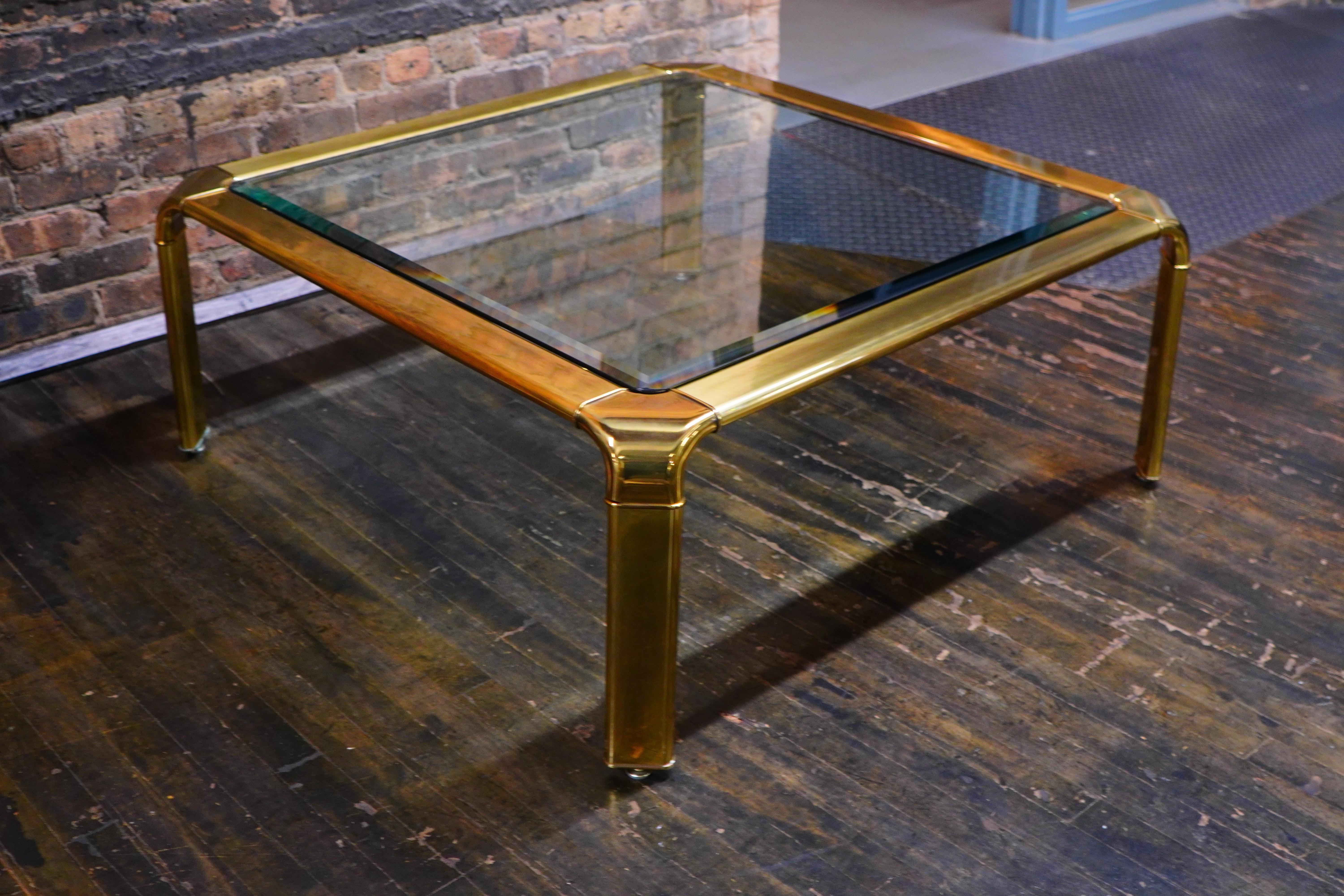 Großer quadratischer Hollywood Regency Couchtisch aus Messing und Glas von Widdicomb im Zustand „Gut“ im Angebot in Chicago, IL