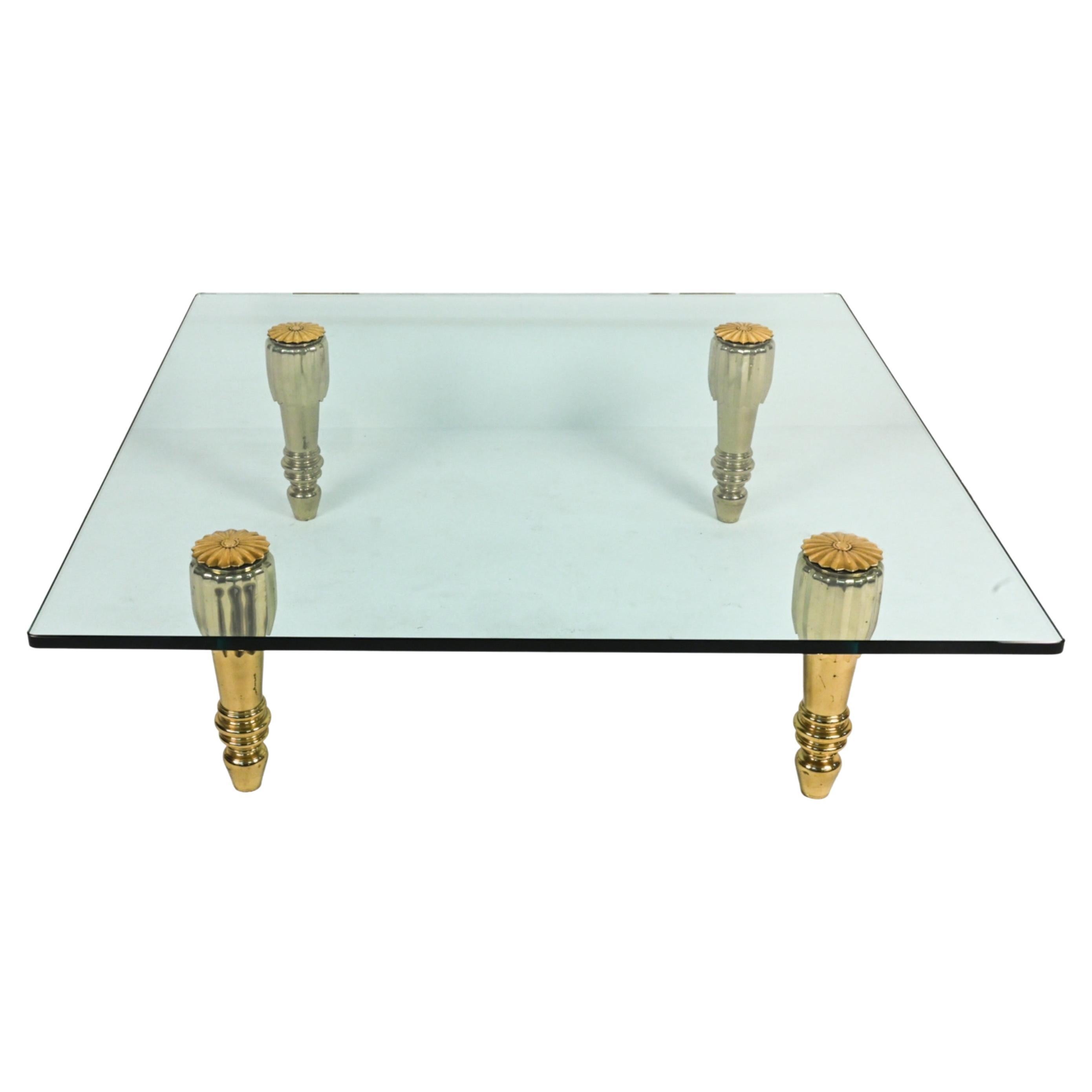  Grande table basse carrée en verre de style Hollywood Regency avec pieds en laiton 