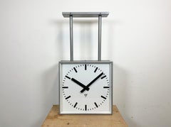 Gran reloj industrial cuadrado de fábrica de doble cara de Pragotron, años 60