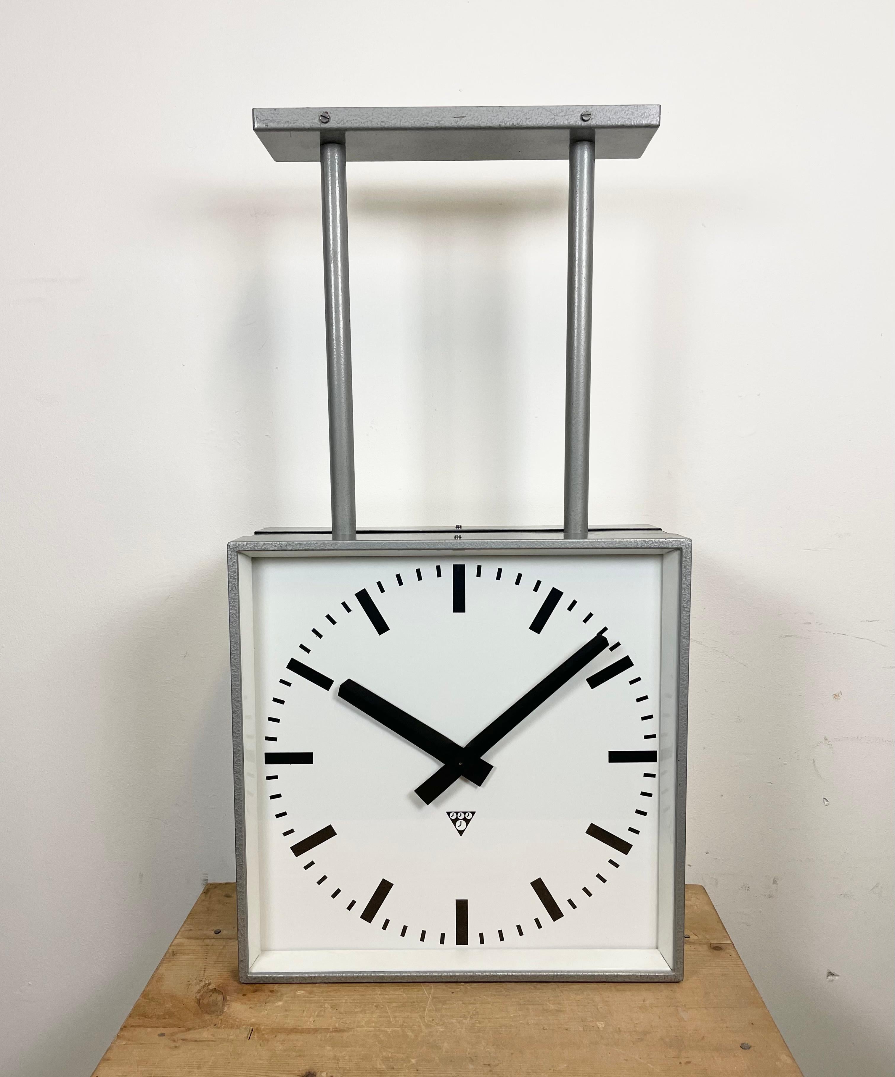 Industriel Grande horloge industrielle carrée à double face de Pragotron, années 1960 en vente