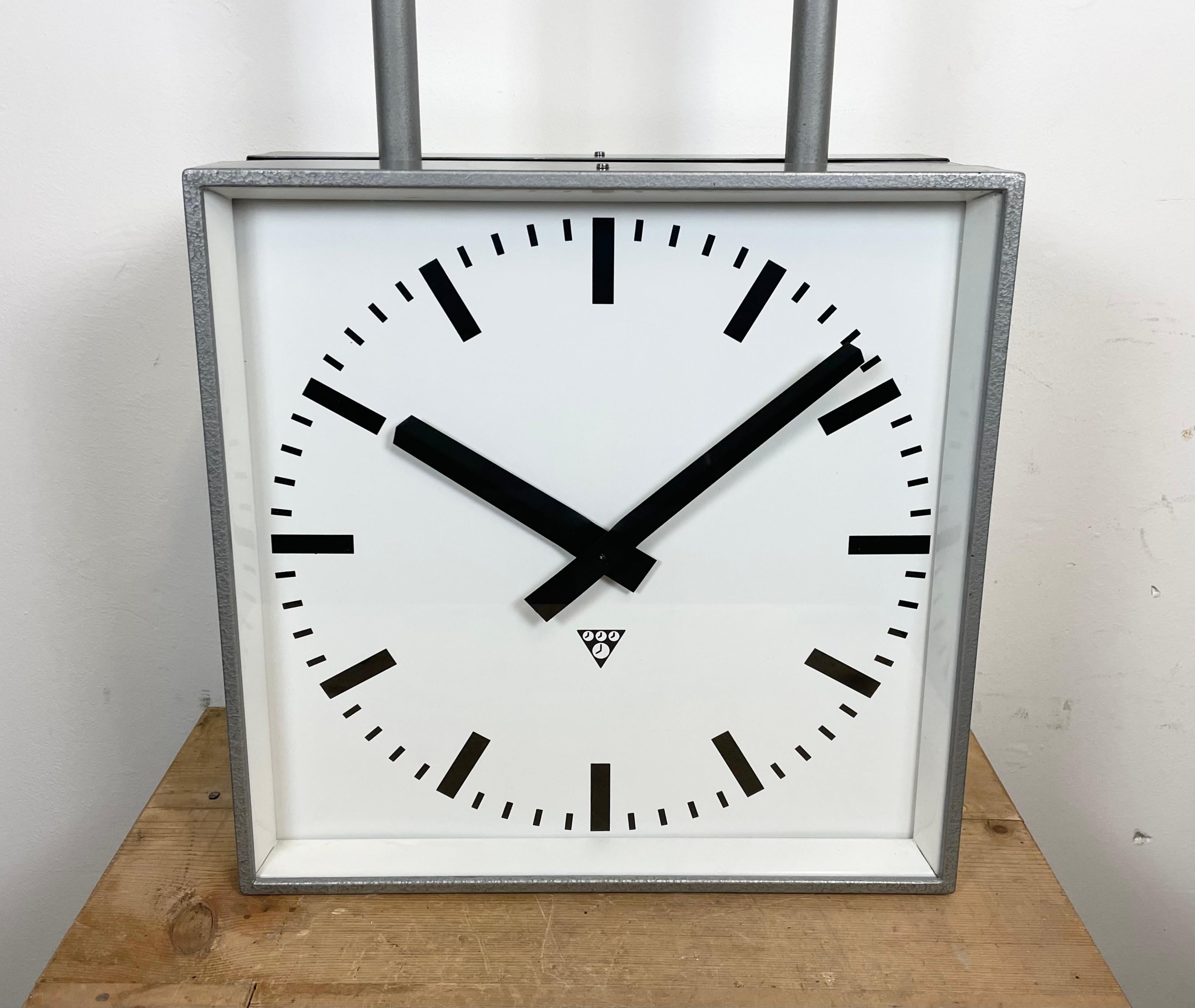 Tchèque Grande horloge industrielle carrée à double face de Pragotron, années 1960 en vente
