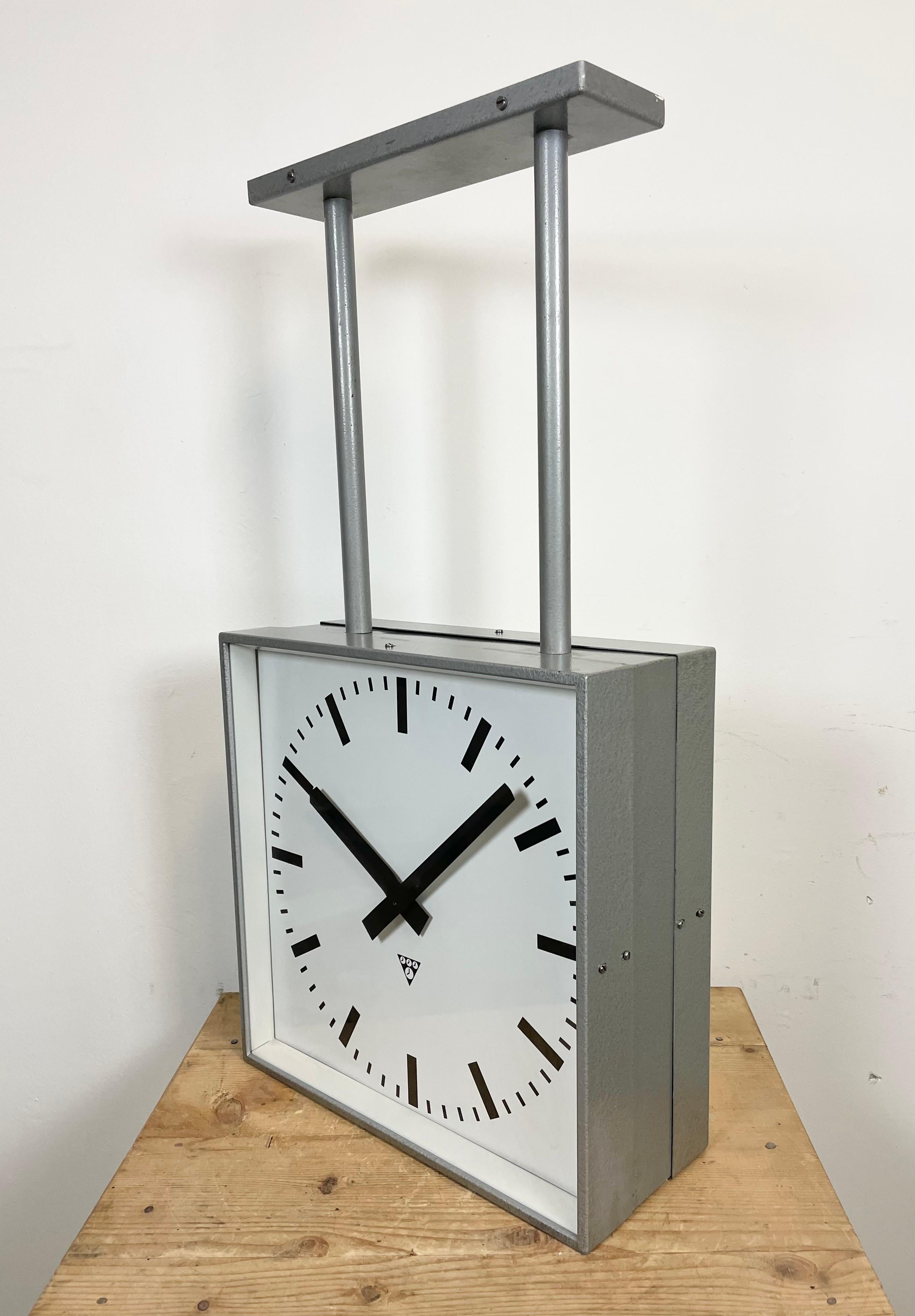 Laqué Grande horloge industrielle carrée à double face de Pragotron, années 1960 en vente