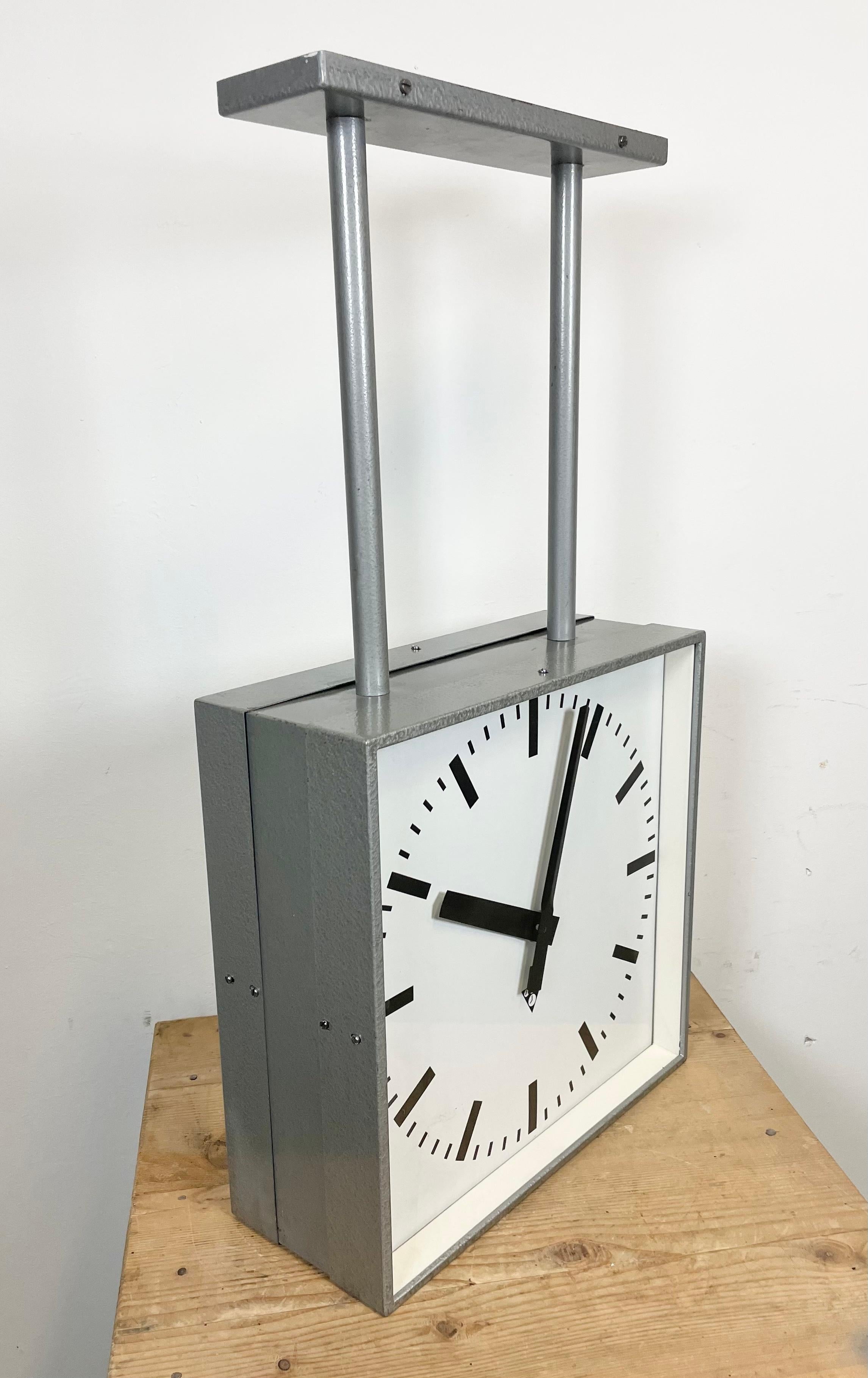 Grande horloge industrielle carrée à double face de Pragotron, années 1960 en vente 1