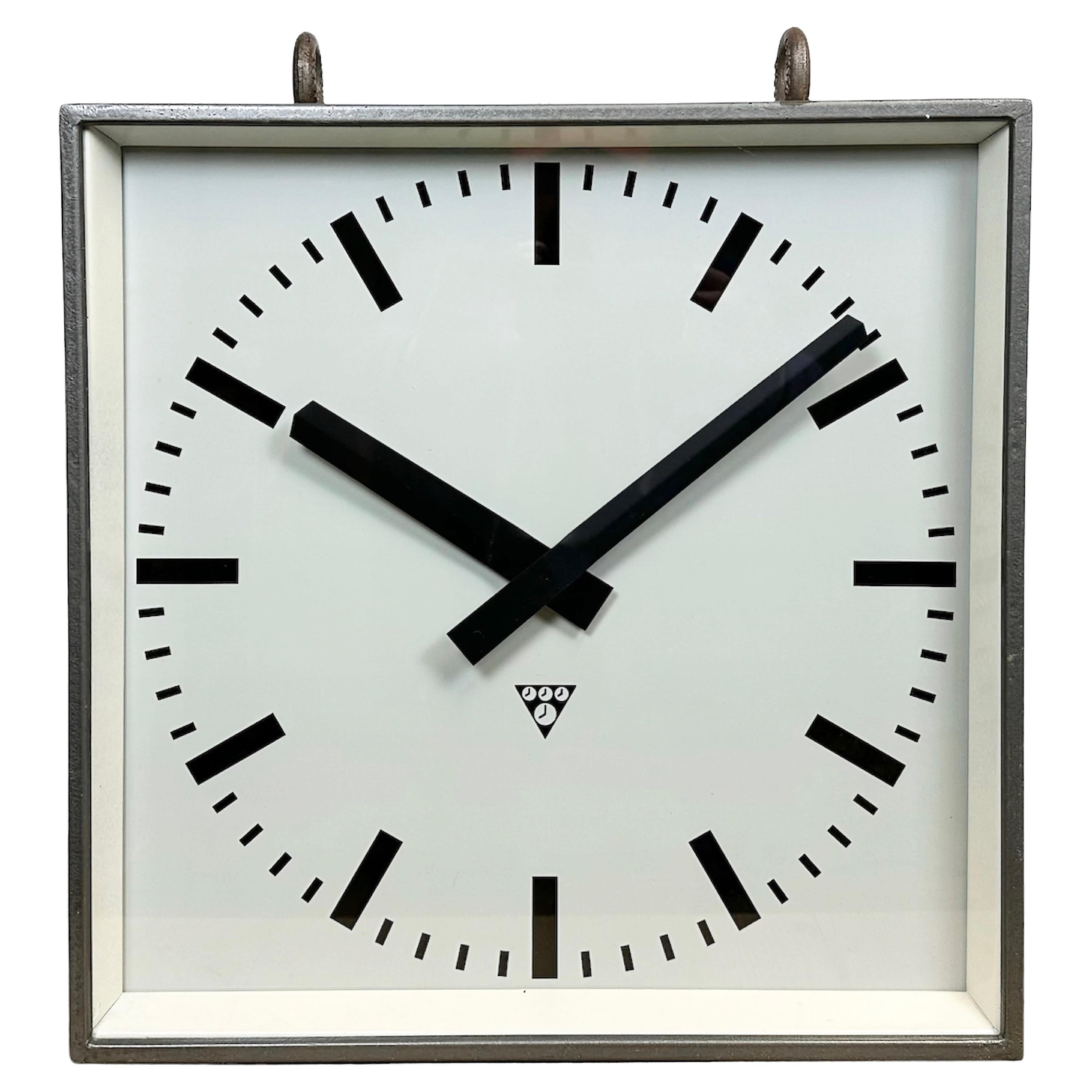 Gran reloj industrial cuadrado de doble cara para colgar de Pragotron, años 70