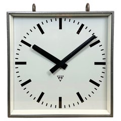Gran reloj industrial cuadrado de doble cara para colgar de Pragotron, años 70