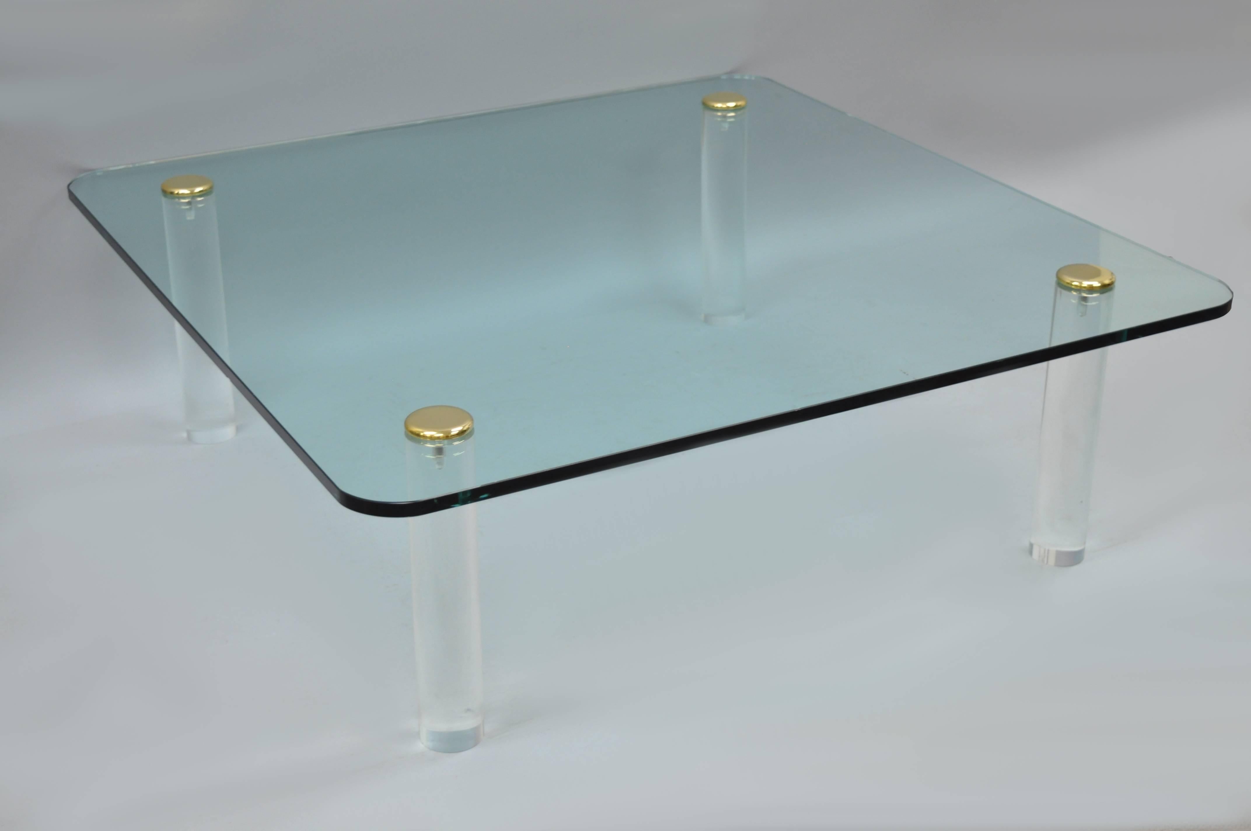 Grande table basse vintage des années 1970 de la collection Pace. Ce meuble est doté d'un grand plateau carré en verre de 0,75