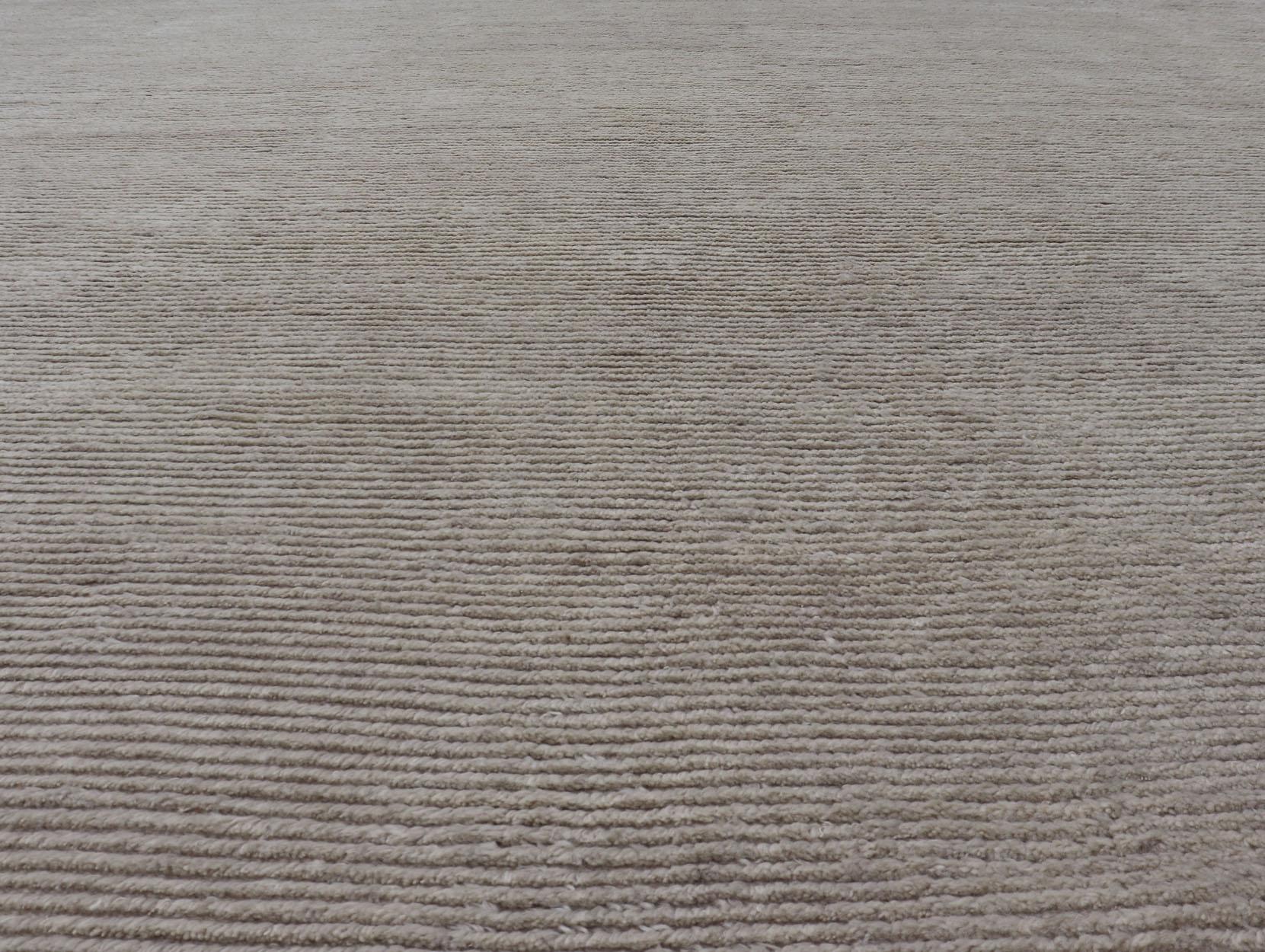 Grand tapis carré moderne dans un style minimaliste  design en blanc cassé et beige. Pays d'origine : Inde ; Keivan Woven Arts/ Tapis/ KHN-34904 Type : Moderne, Minimal ; Design : Abstrait, Minimaliste

Mesures 14'7 x 15'9

Ce tapis moderne de