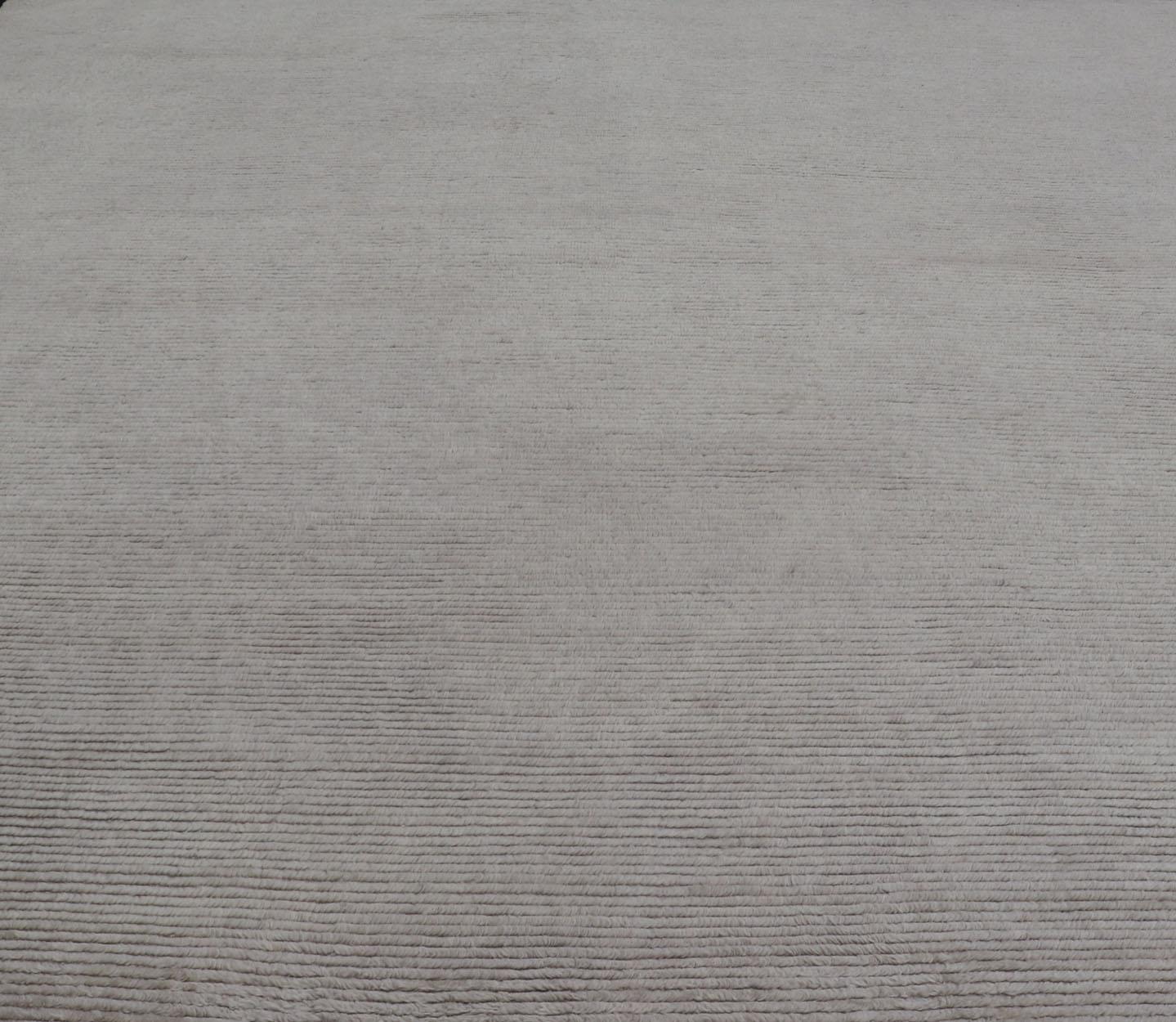 Grand tapis carré moderne avec motif minimaliste  Modèle blanc cassé et beige Neuf - En vente à Atlanta, GA