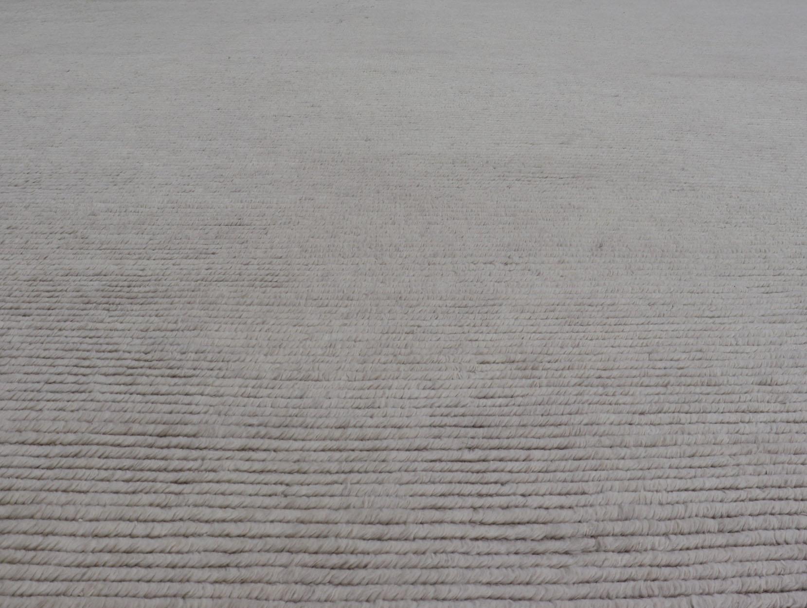 XXIe siècle et contemporain Grand tapis carré moderne avec motif minimaliste  Modèle blanc cassé et beige en vente